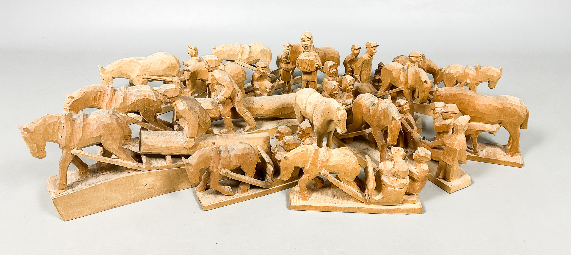 TRÄFIGURINER, 17 st, snidat, signerade, 1900-tal.