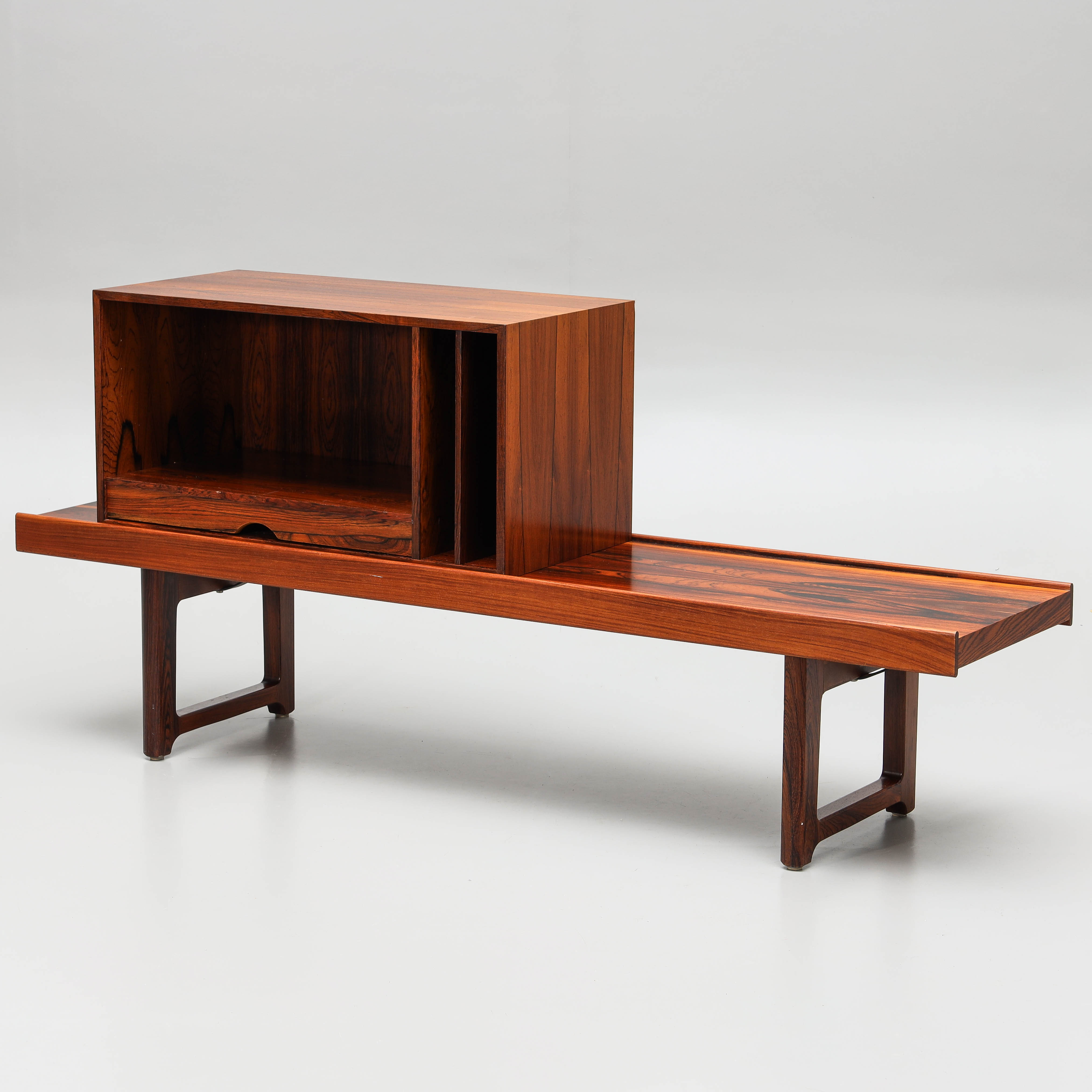 TORBJØRN AFDAL. bänk med mediamöbel, 2 delar, riopalisander, "Krobo", Mellemstrands Trevareindustri, Bruksbo, Norge.