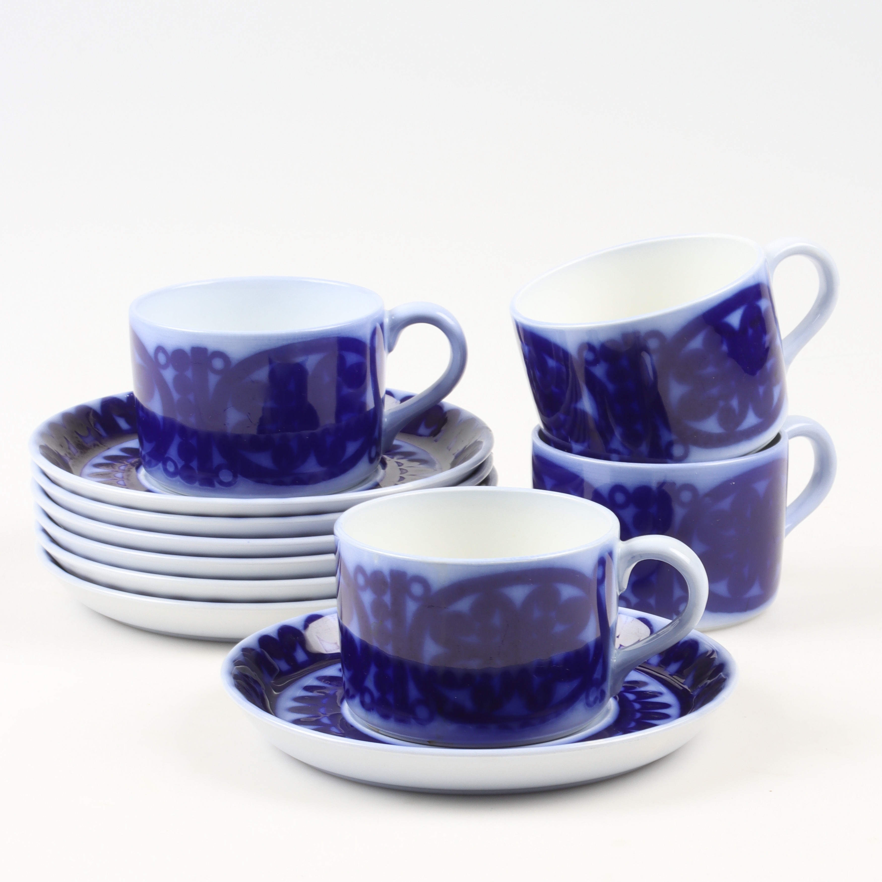 STIG LINDBERG. Tekoppar, med fat, 4 st, "Blå Husar", porslin, Gustavsberg.