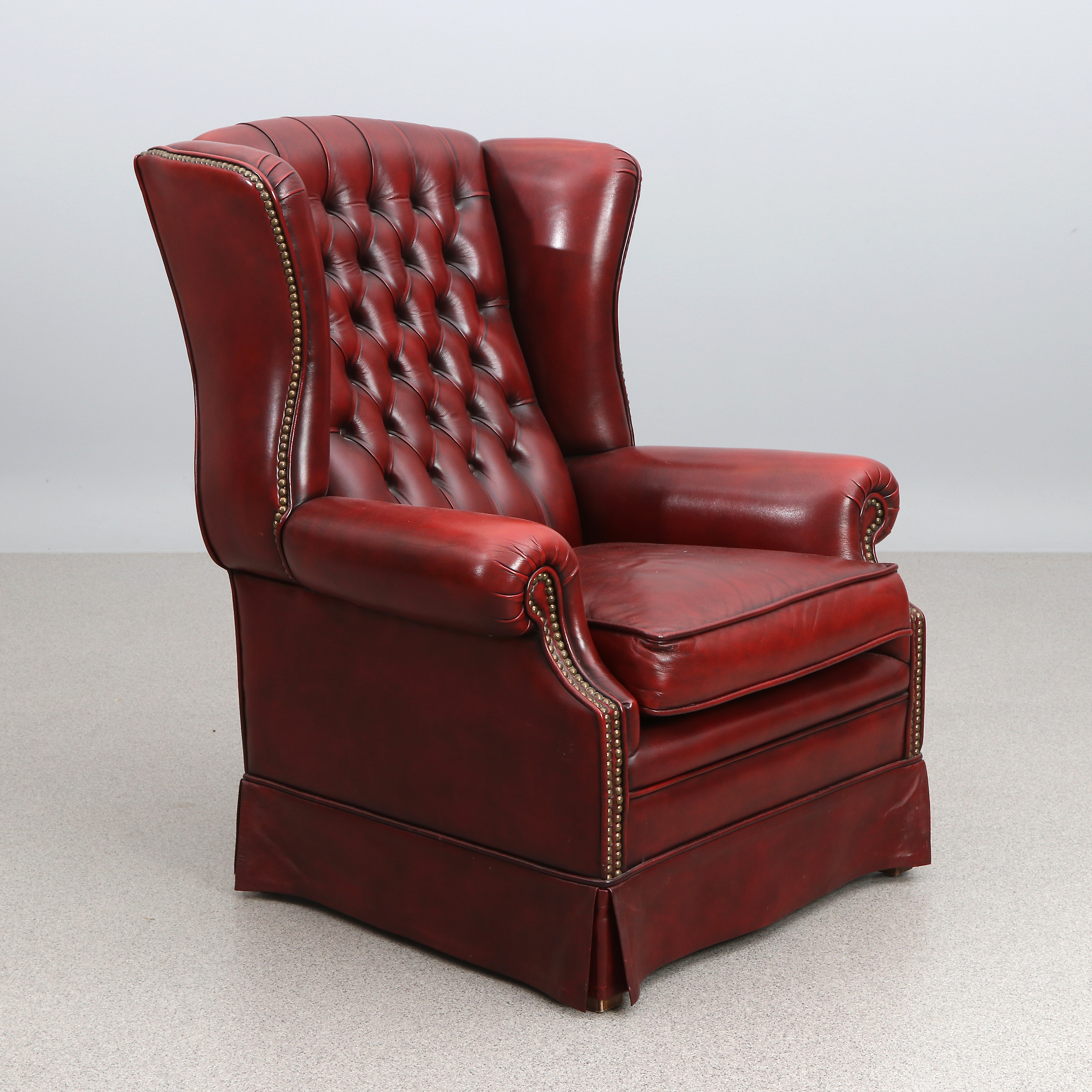 FÅTÖLJ. Röd skinnklädsel. Engelsk stil, 1900-tal.