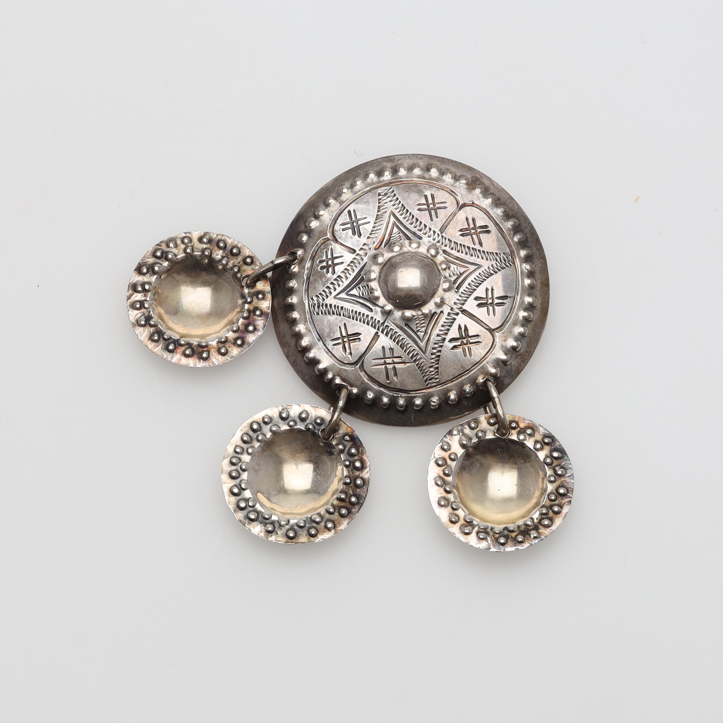 LARS ERIK LINDVALL. DRÄKTBROSCH, sterlingsilver, Ystad, 1992 vikt ca 8 gram.