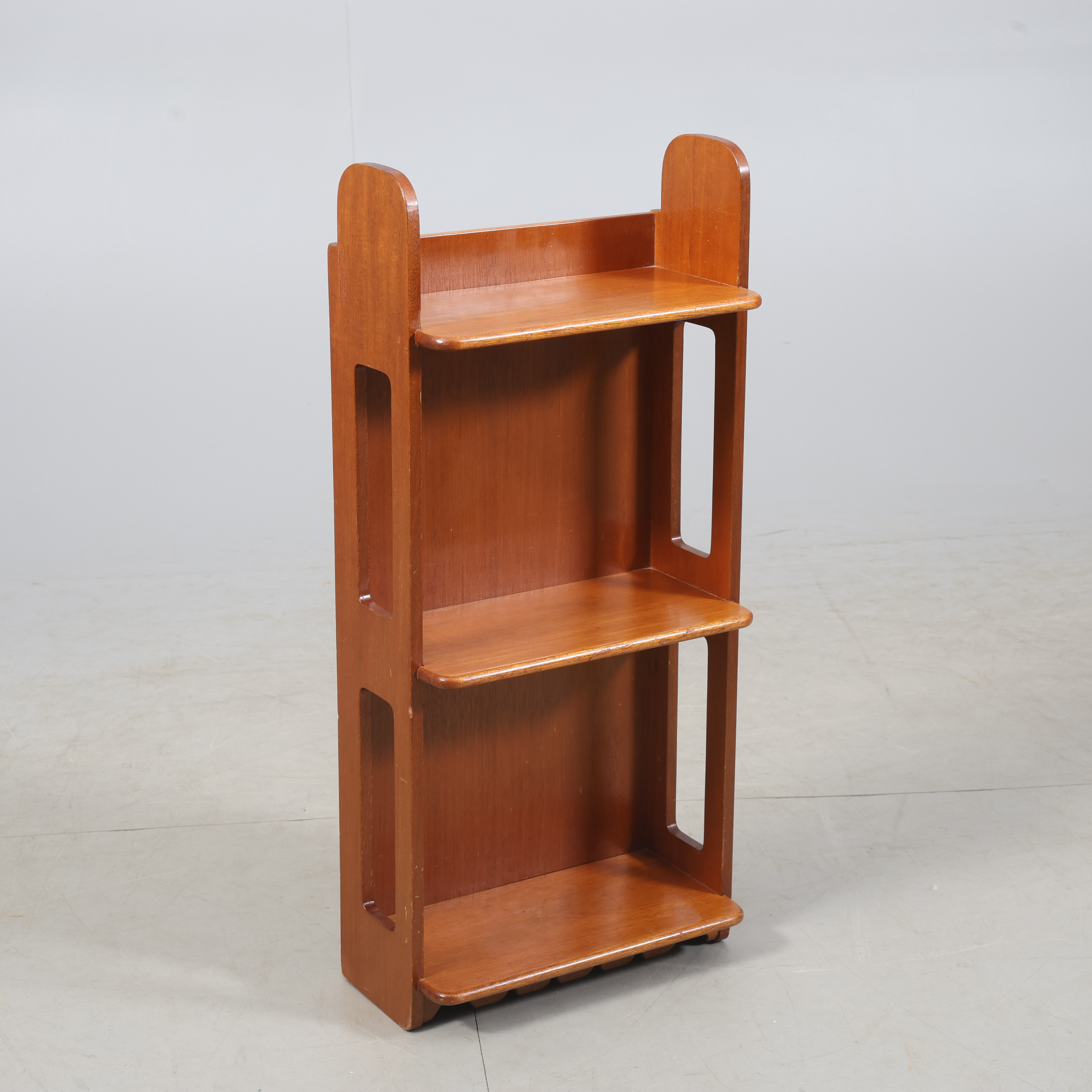 JOSEF FRANK. Vägghylla, Svenskt Tenn, modellnummer 2085.