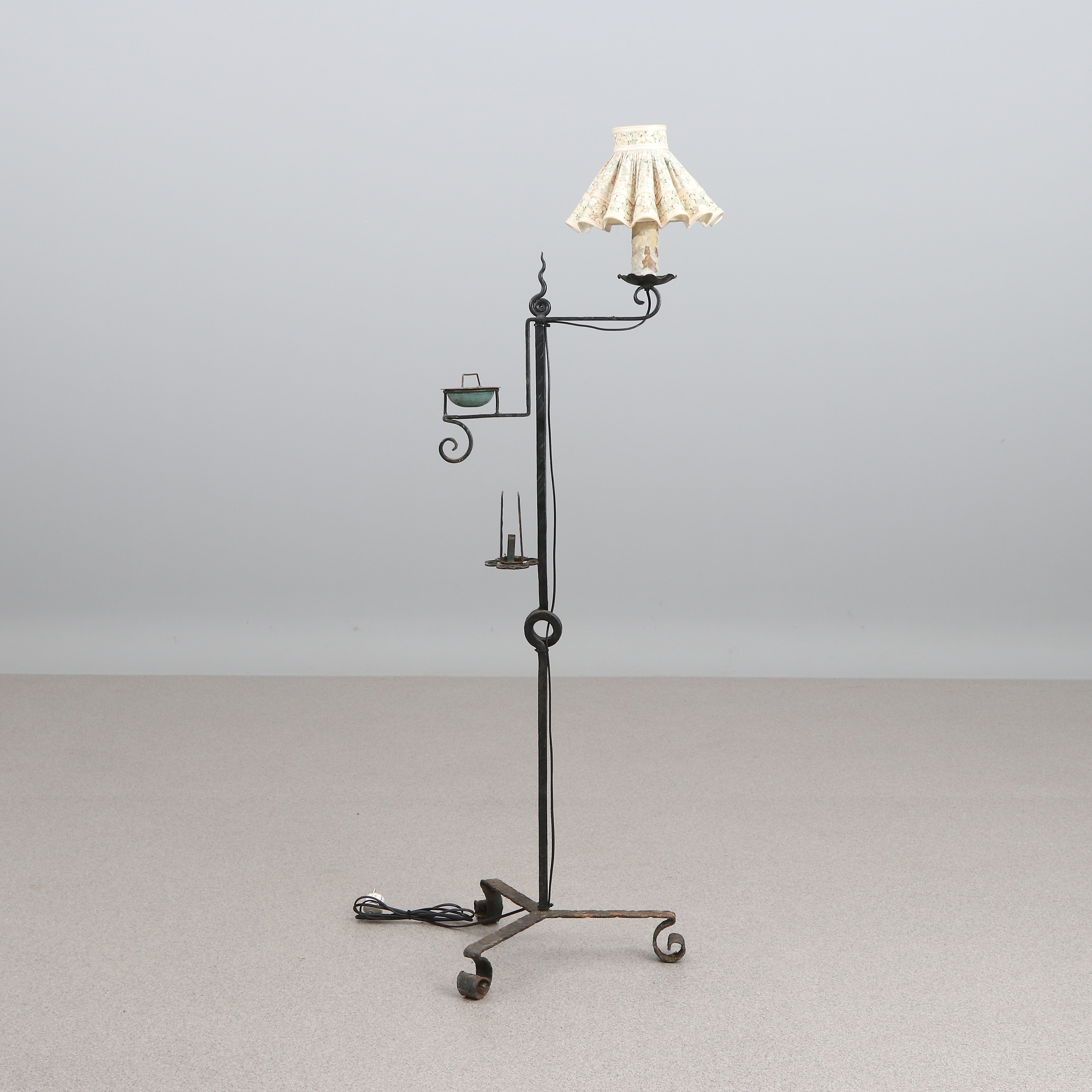 GOLVLAMPA. Smide. 1900-talets första hälft.