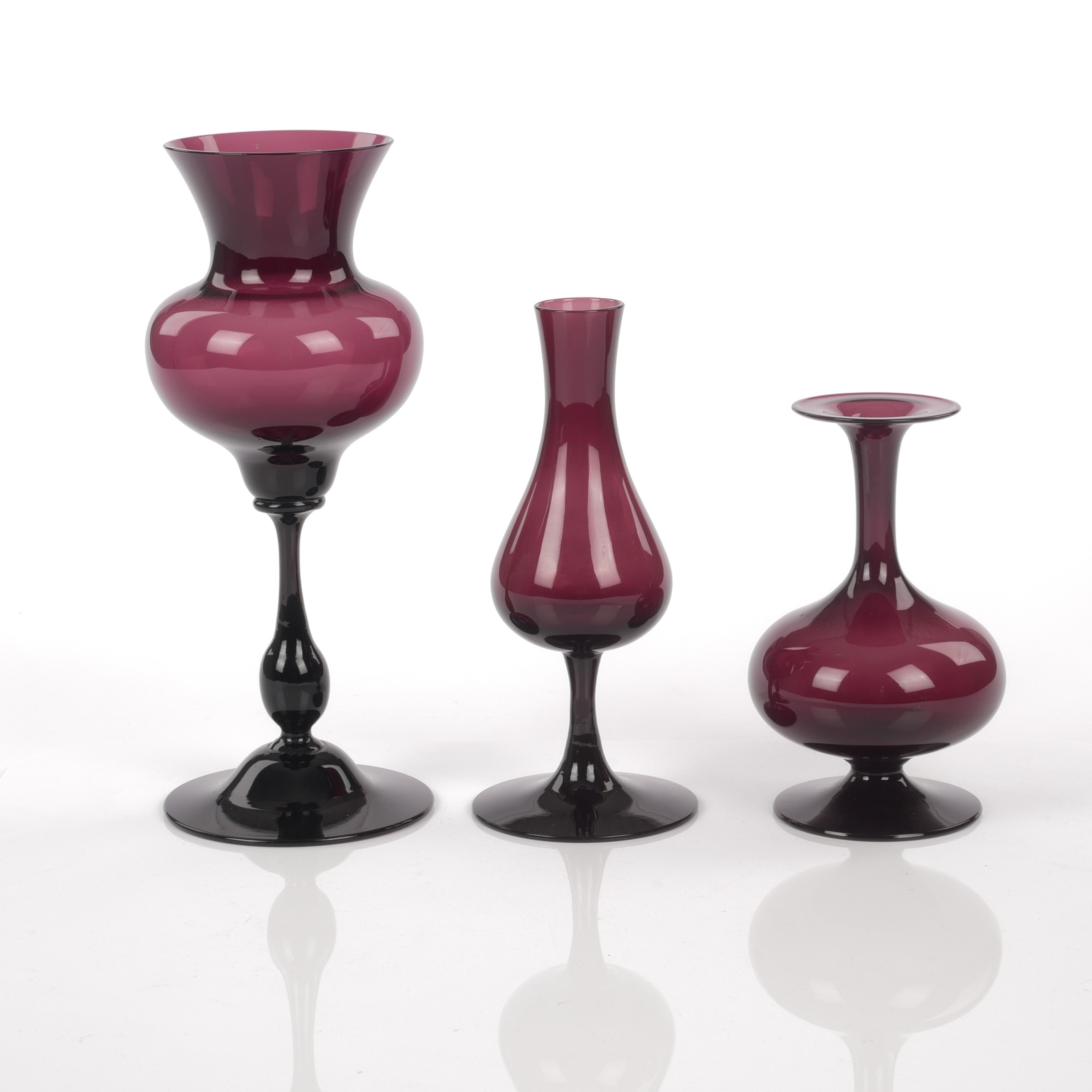 Vaser, 3 st, ametistfärgat glas, Gullaskruf.