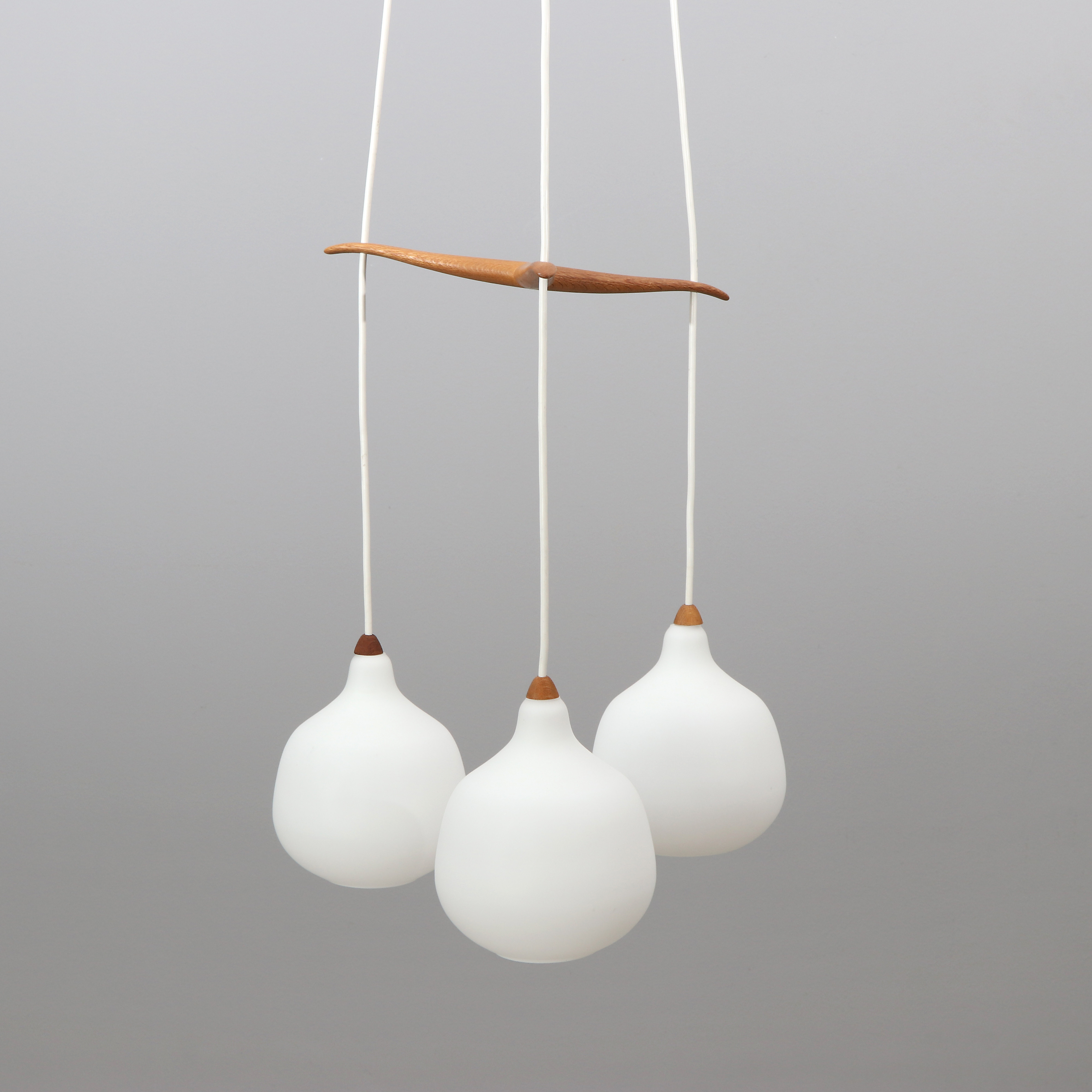 UNO & ÖSTEN KRISTIANSSON. TAKLAMPA. Ek och opalinglas. Luxus, Vittsjö, 1900-talets andra hälft.