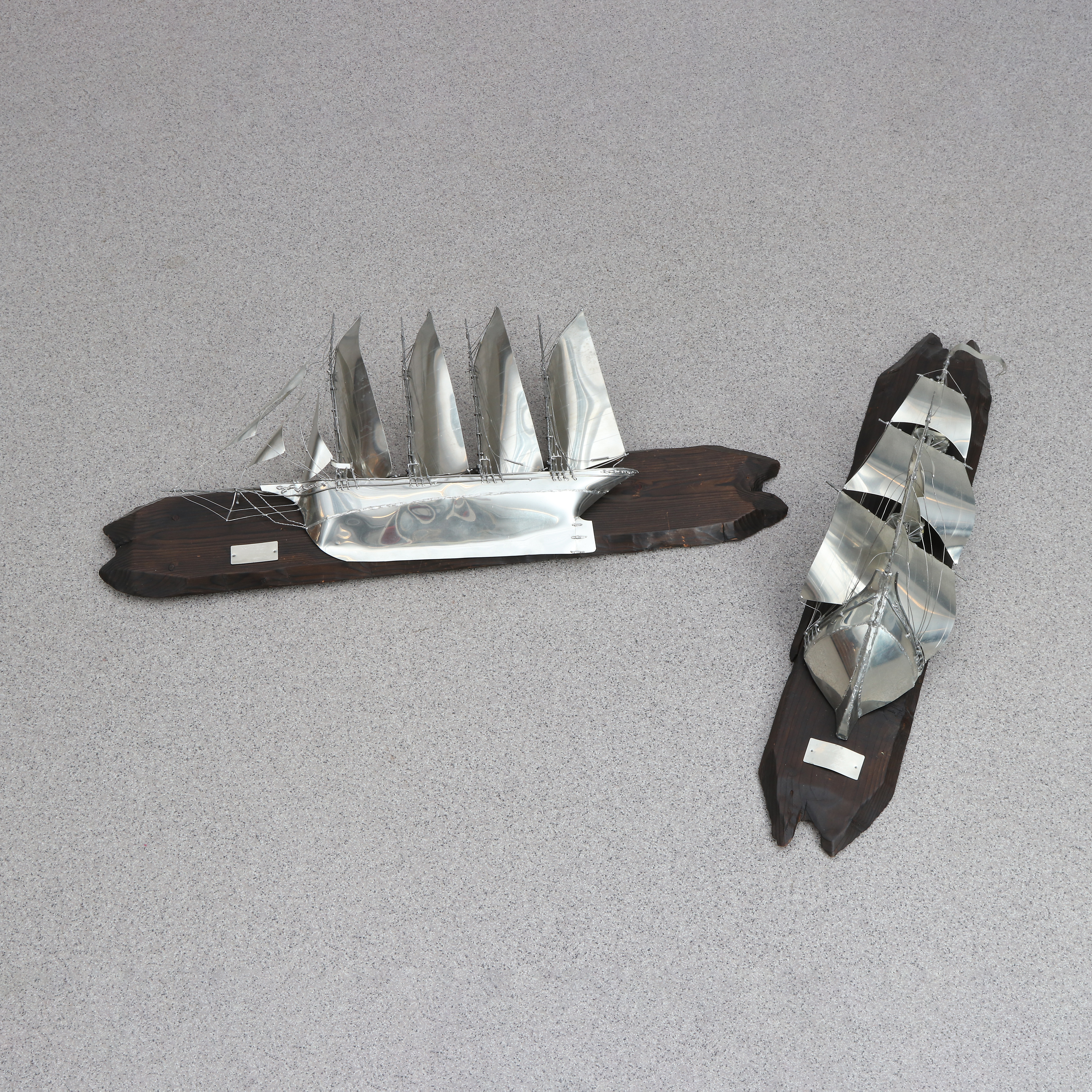 URBAN STRÖM. VÄGGSKULPTURER, TVÅ ST. Tenn på trä. Segelfartyg. Signerade.