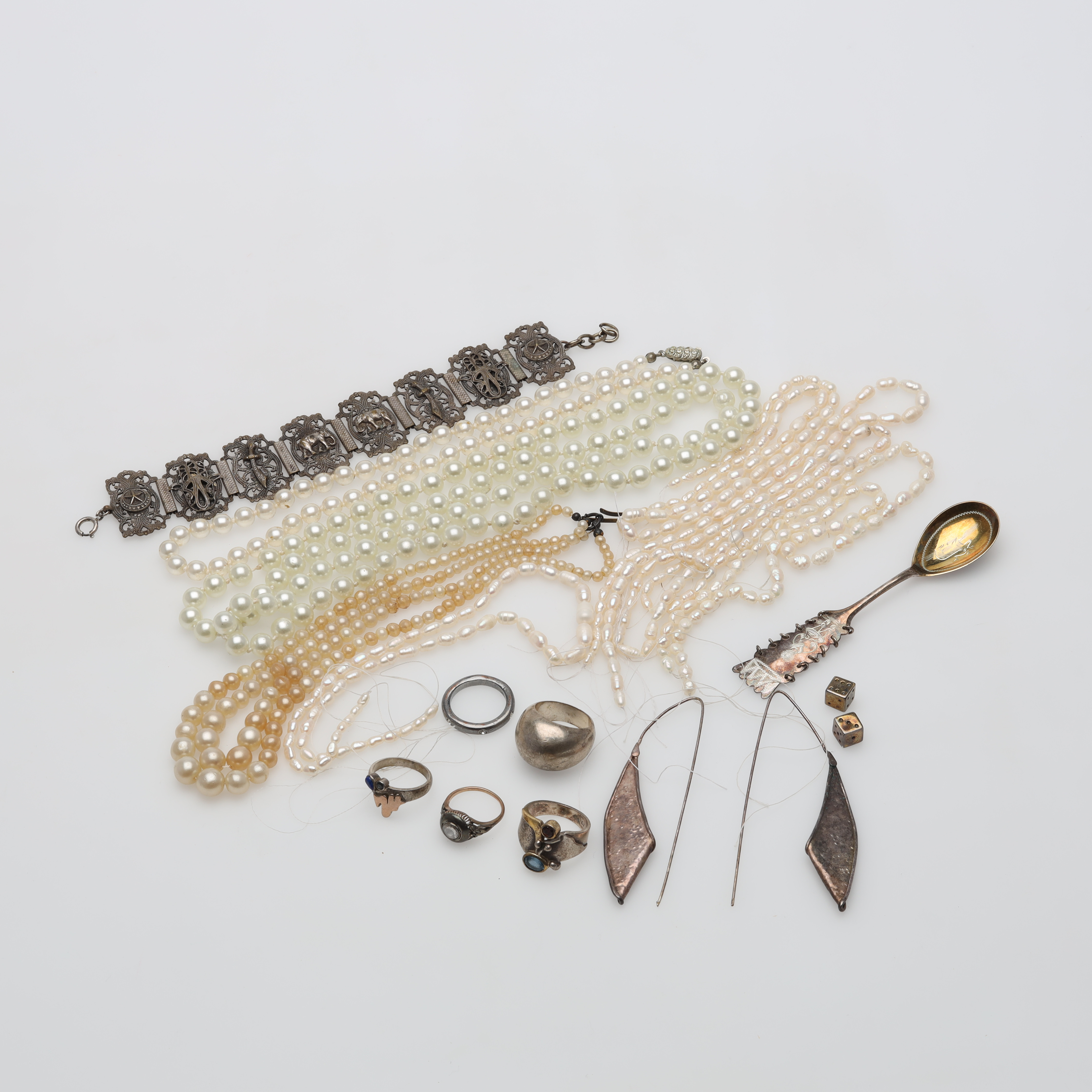 BIJOUTERIER, medföljer några delar silver.