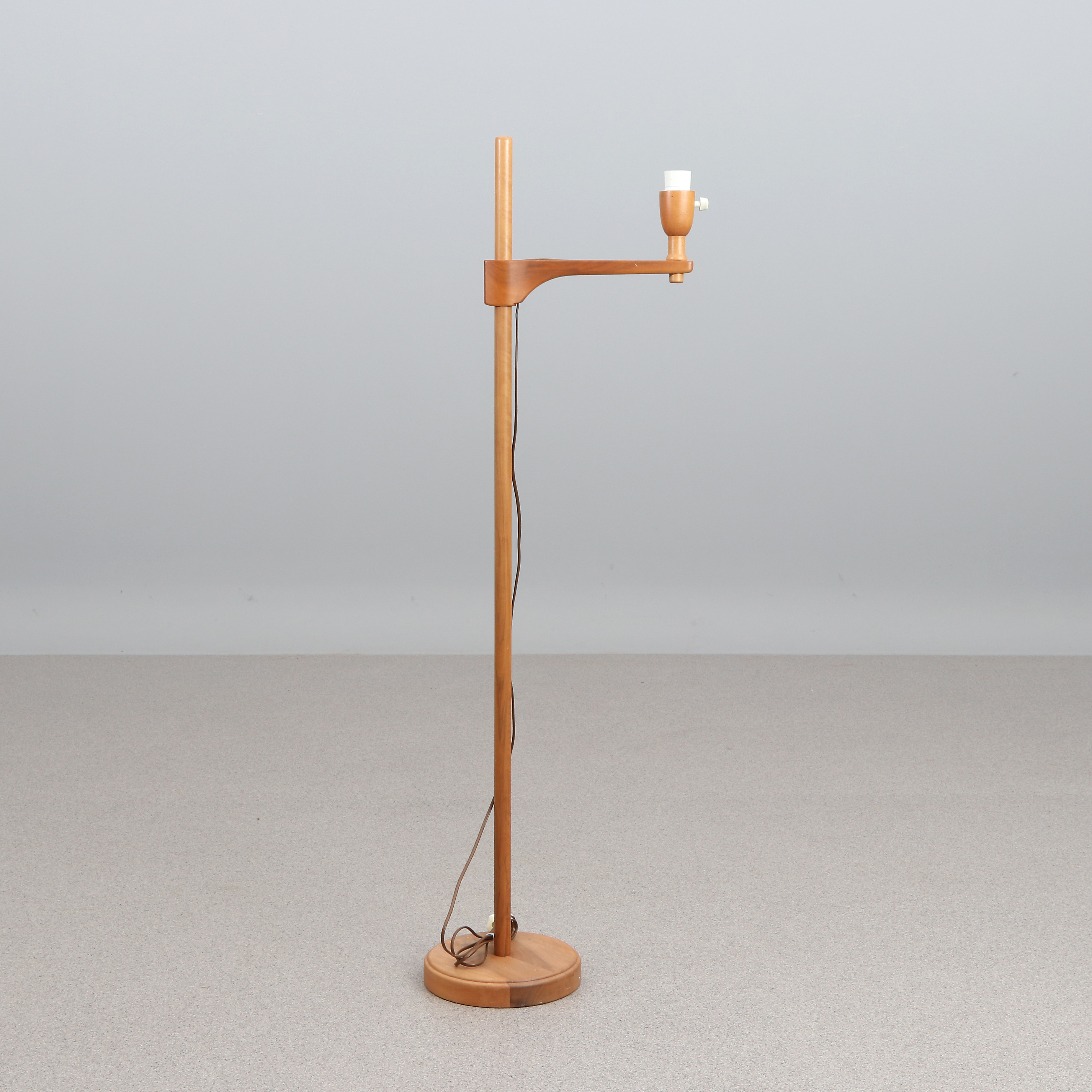 CARL MALMSTEN. GOLVLAMPA. Valnöt. "Staken", märkt CM undertill.