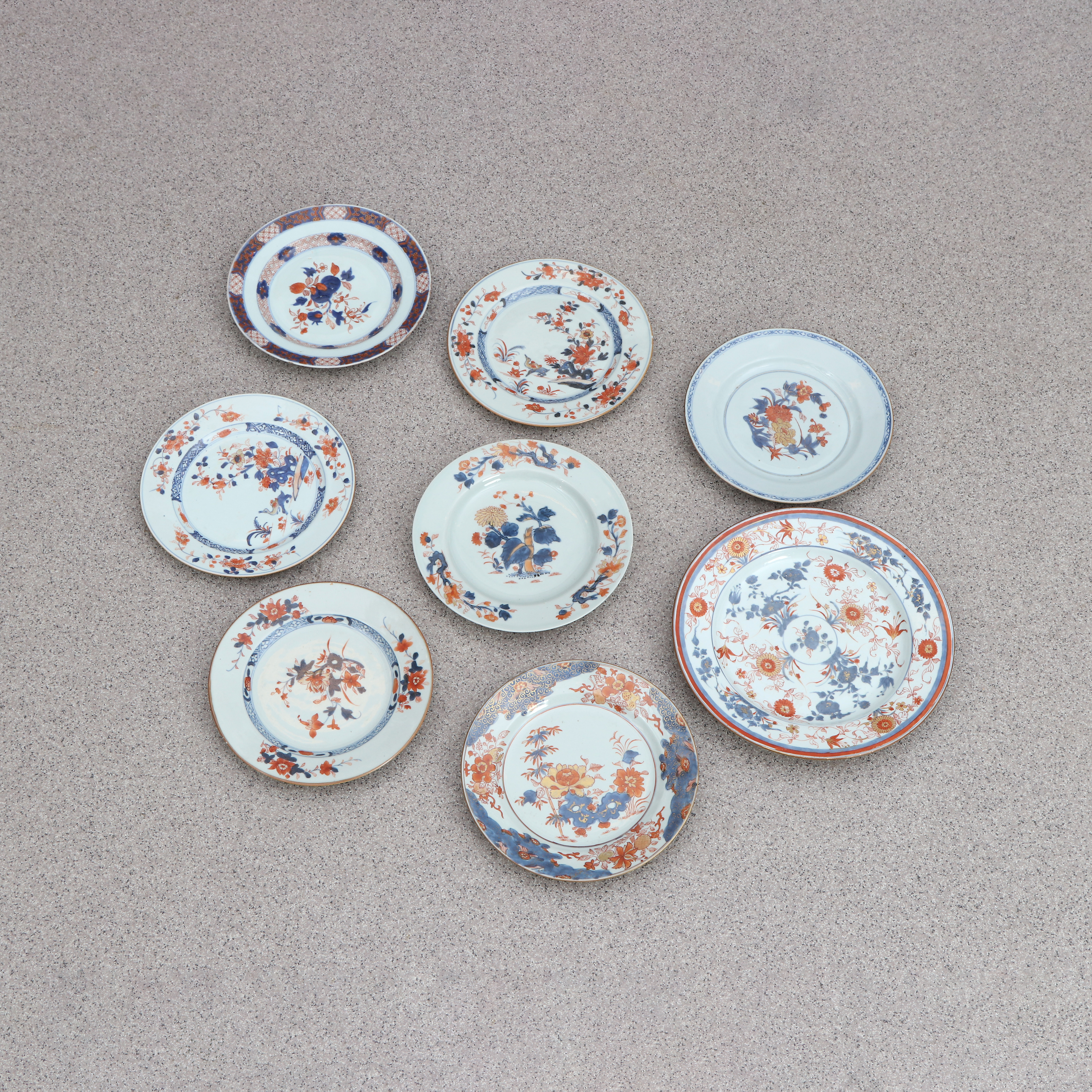 TALLRIKAR, ÅTTA ST. Porslin med polykrom dekor. Kina, 17-1800-tal.