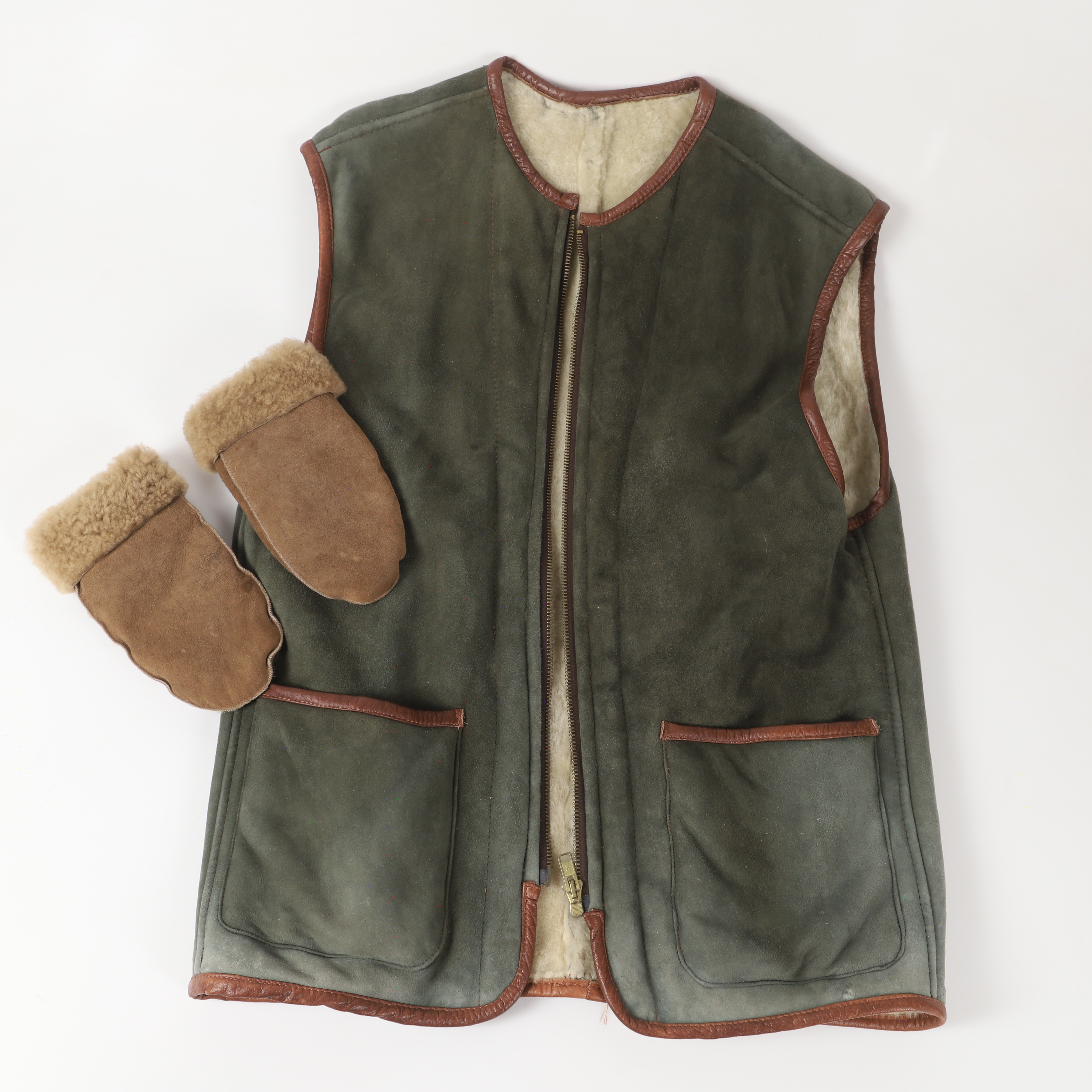 VÄST OCH VANTAR, fårskinn.