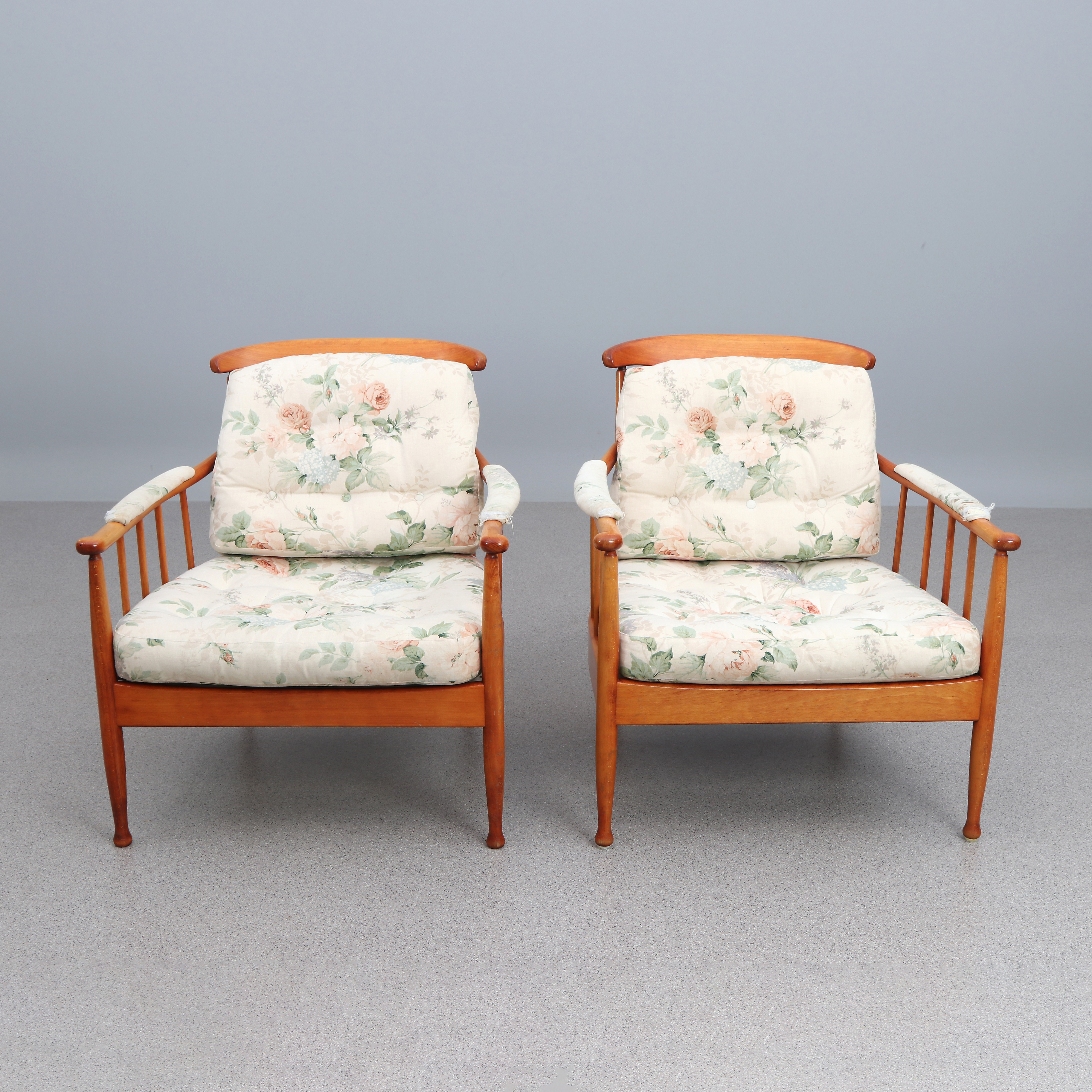 KERSTIN HÖRLIN-HOLMQUIST. FÅTÖLJER, ETT PAR. Betsad bok med textilklädsel. "Skrindan", OPE Möbler.