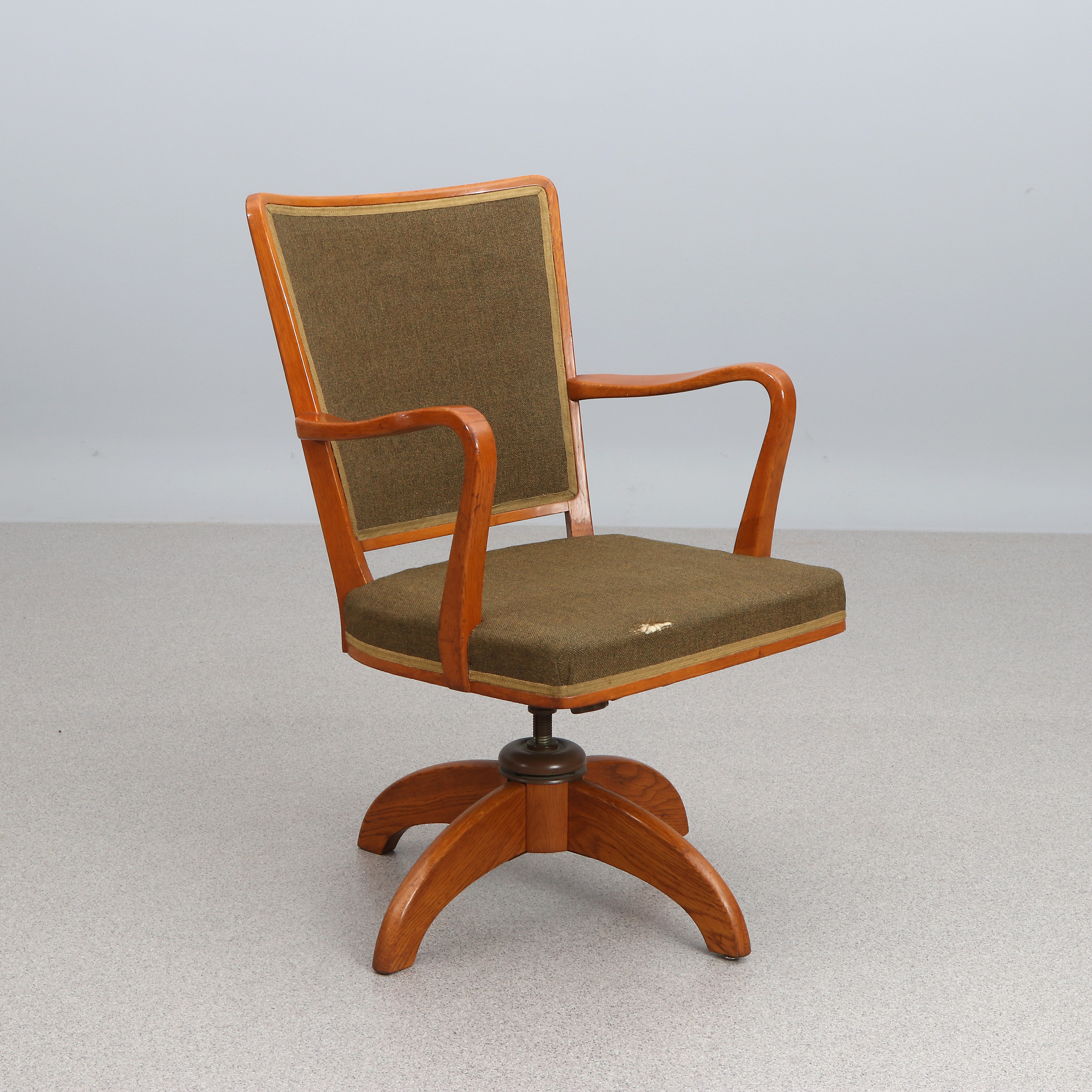 SNURRSTOL. Ek med textilklädsel. Med tilt-funktion "Flo-tilt". 1900-talets första hälft.