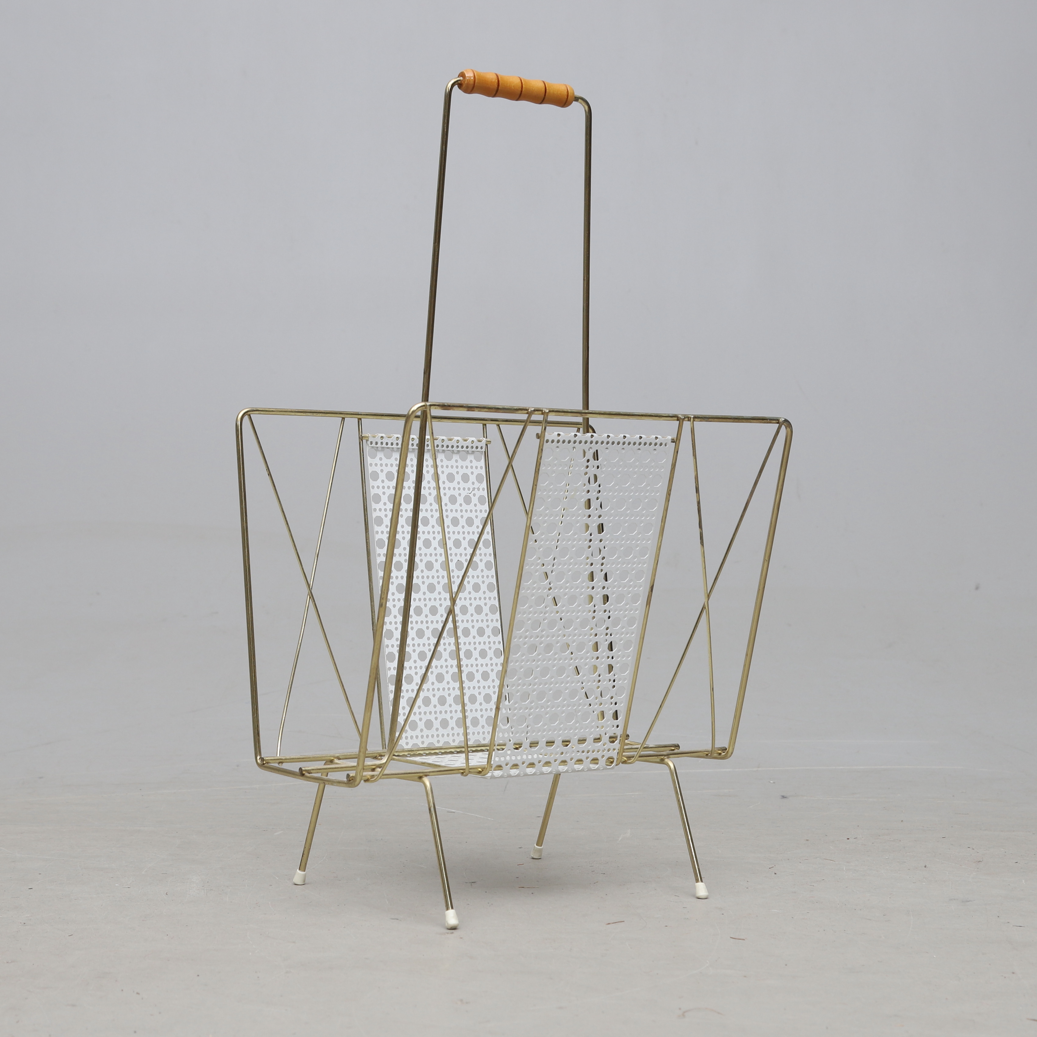 TIDNINGSSTÄLL, metall med trähandtag, omkring 1900-talets mitt.