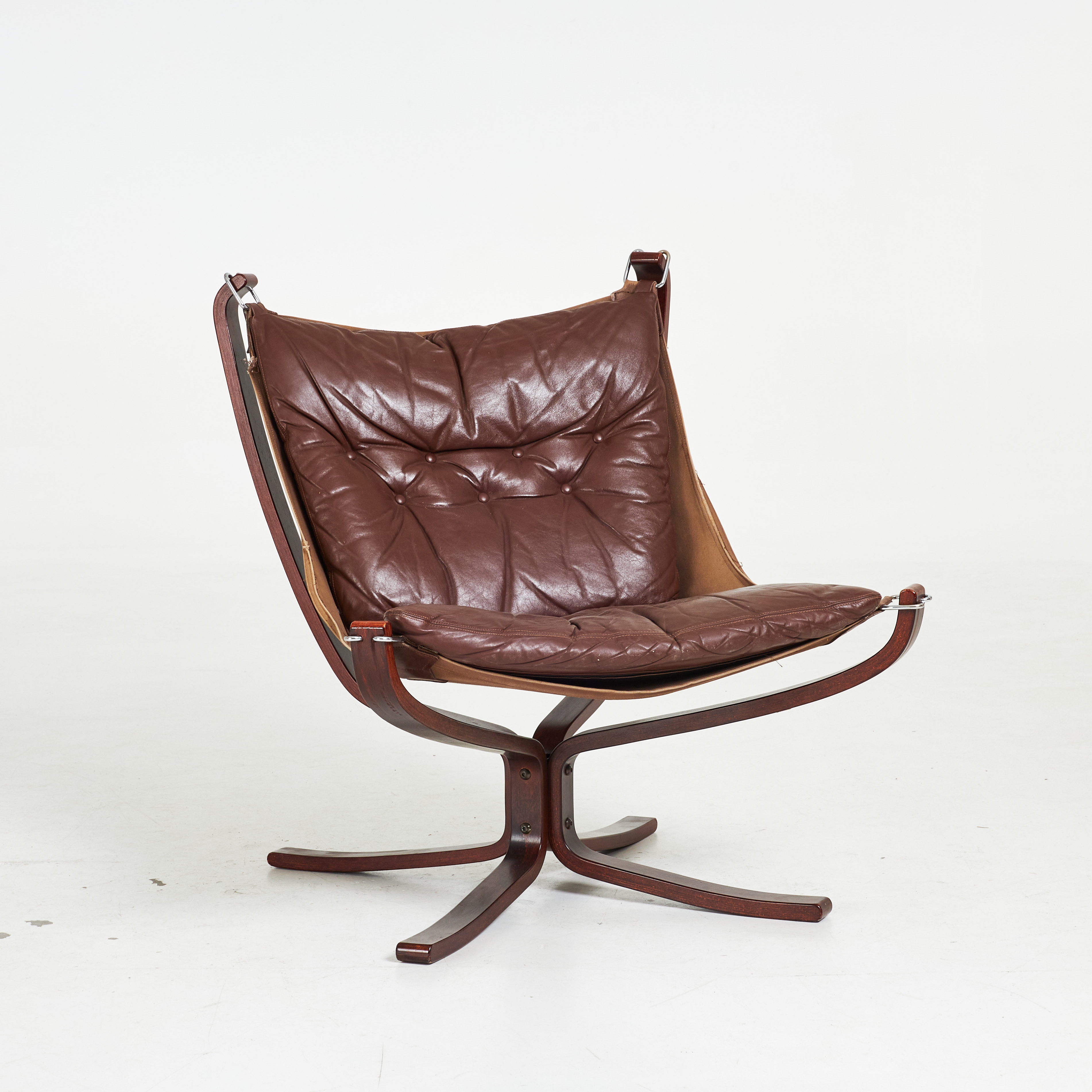 SIGURD RESSEL. "Falcon Chair", fåtölj, stomme i mörkbetsad bok, klädsel i läder och canvas, Vatne Möbler, Norge, 1970-tal.