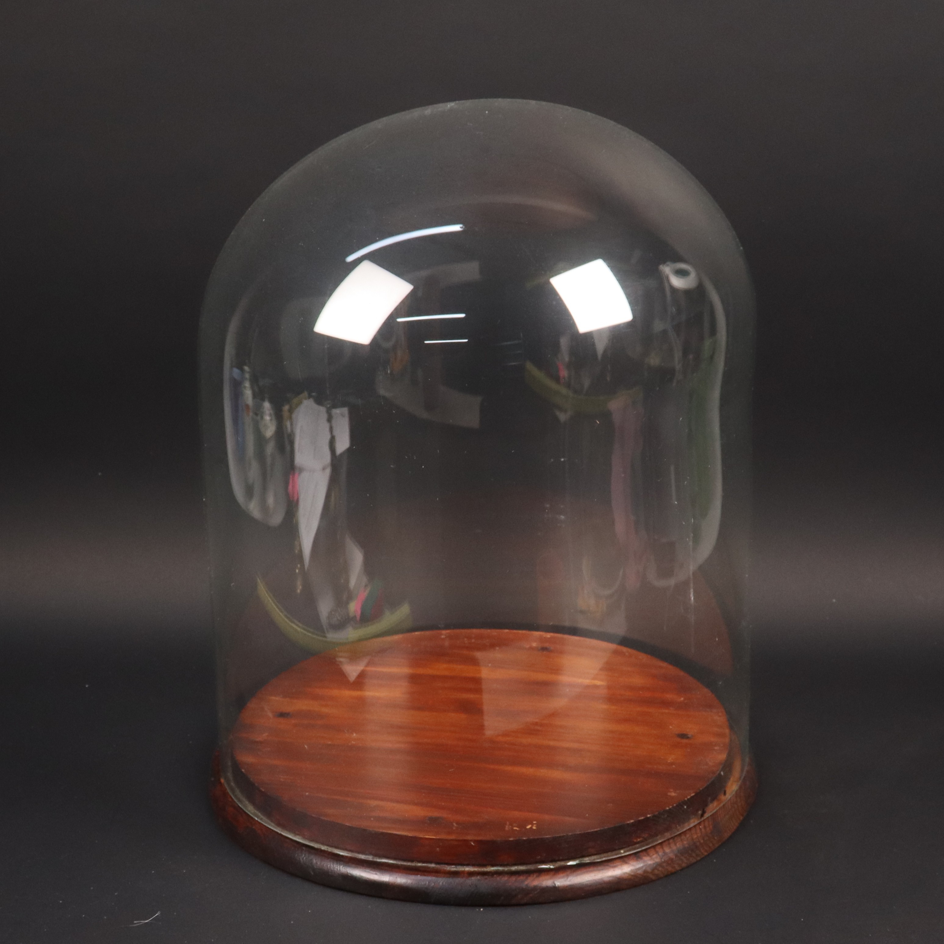 GLASKUPA, kupa i glas med träsockel, 1900-talets första hälft.