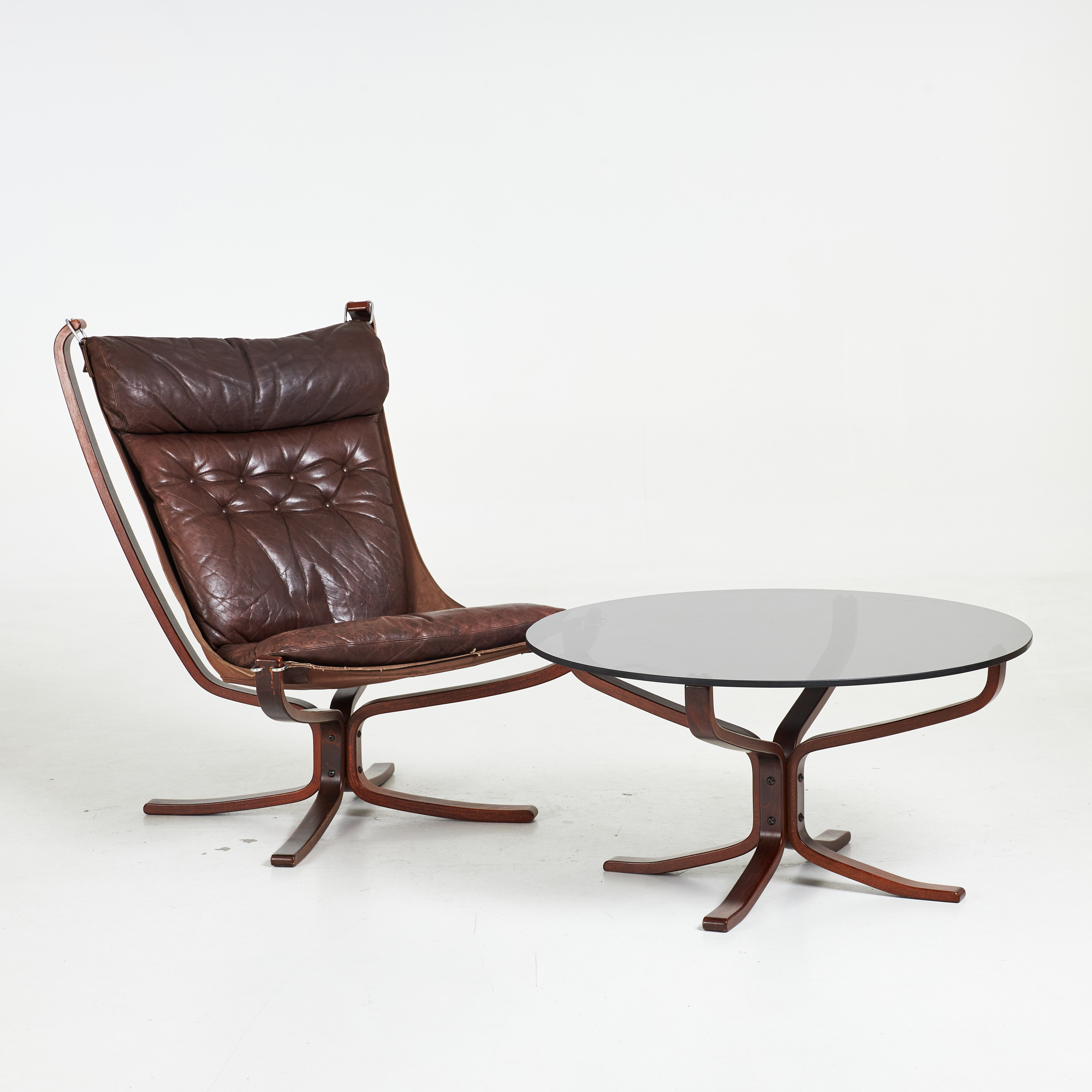 SIGURD RESSEL. Soffbord och fåtölj, 2 dlr, "Falcon Chair", stomme i mörkbetsad bok, klädsel i läder och canvas, bordet med glasskiva, Vatne Möbler, Norge, 1970-tal.