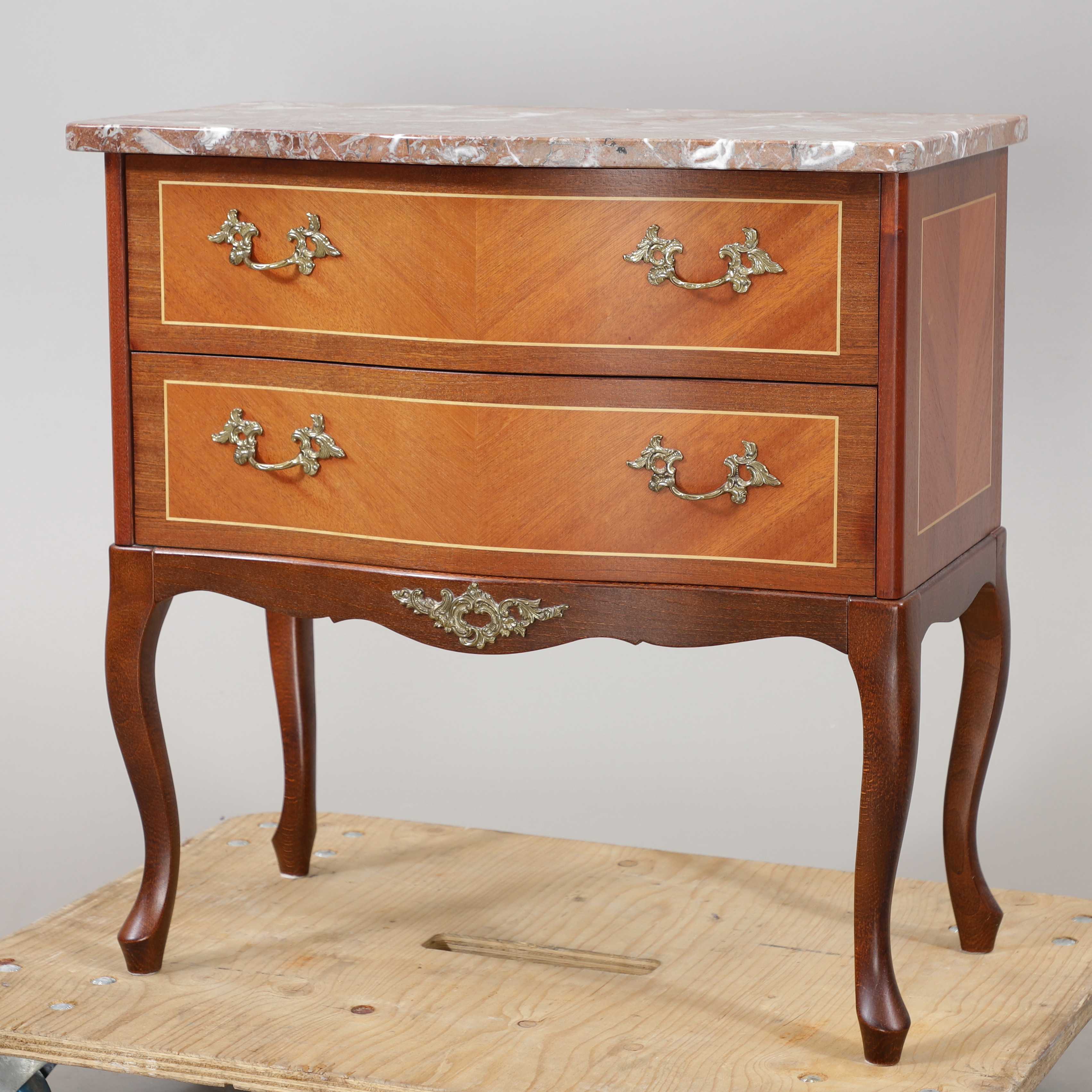 BYRÅ med stenskiva, rokokostil, 1900-talets andra hälft.