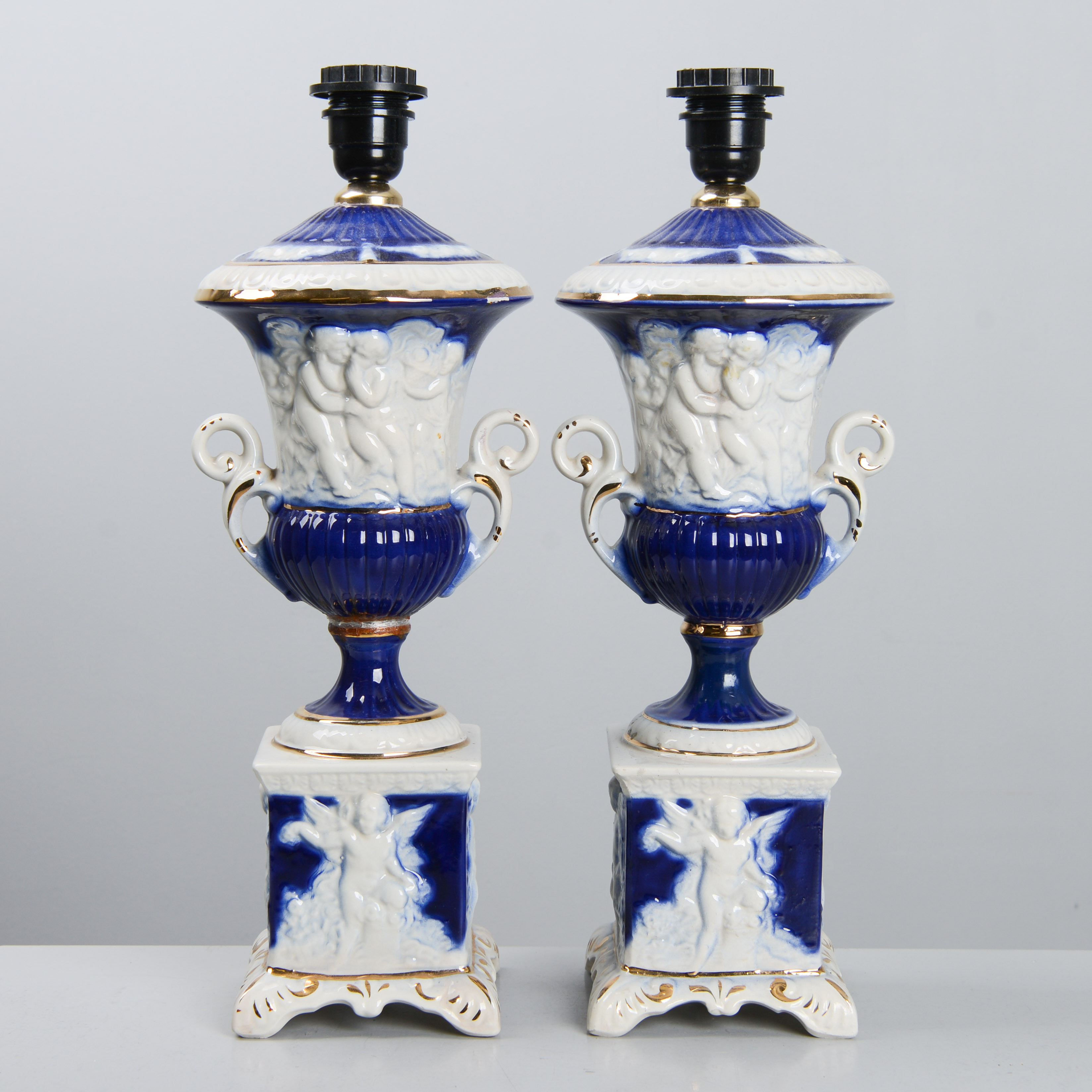 BORDSLAMPOR, 2 st, porslin, 1900-talets andra del.