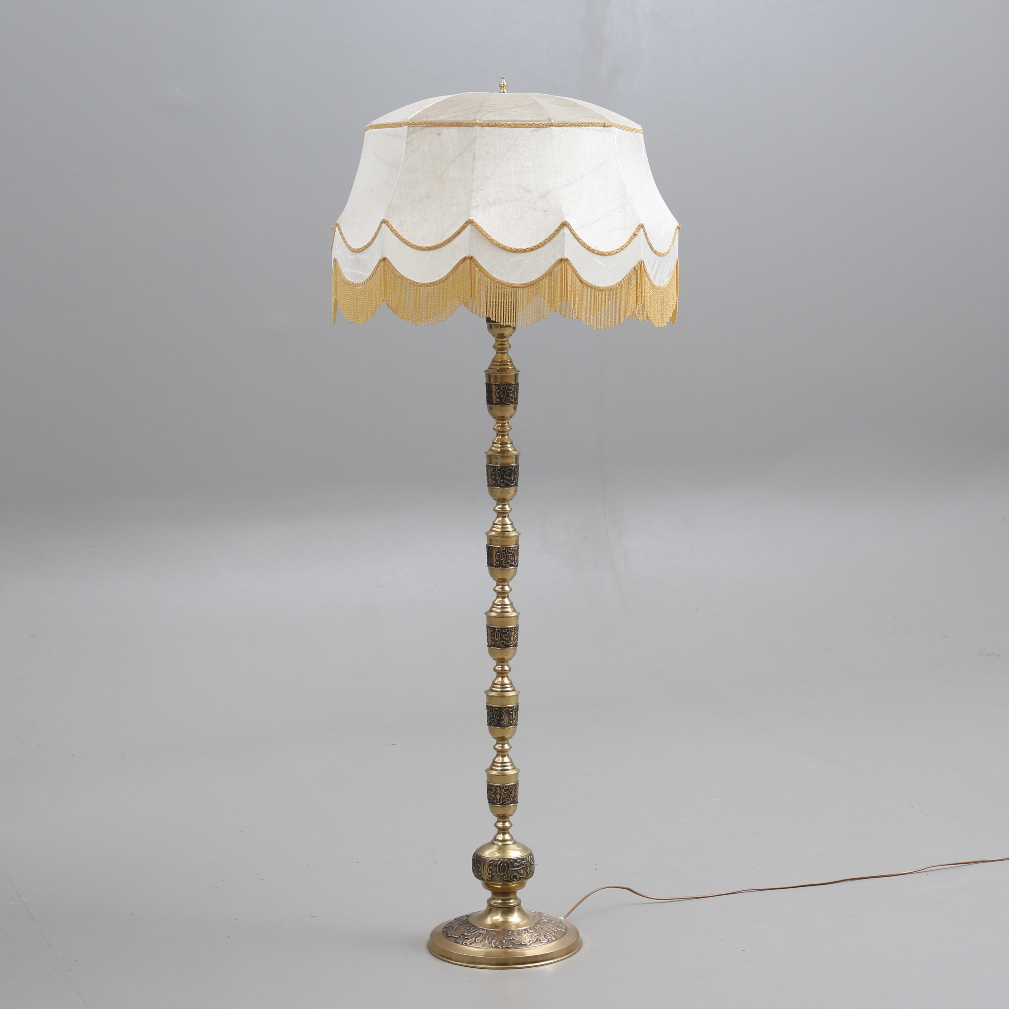 GOLVLAMPA, gulmetall, NAFA, Nybro Armaturfabrik, 1900-talets andra hälft.