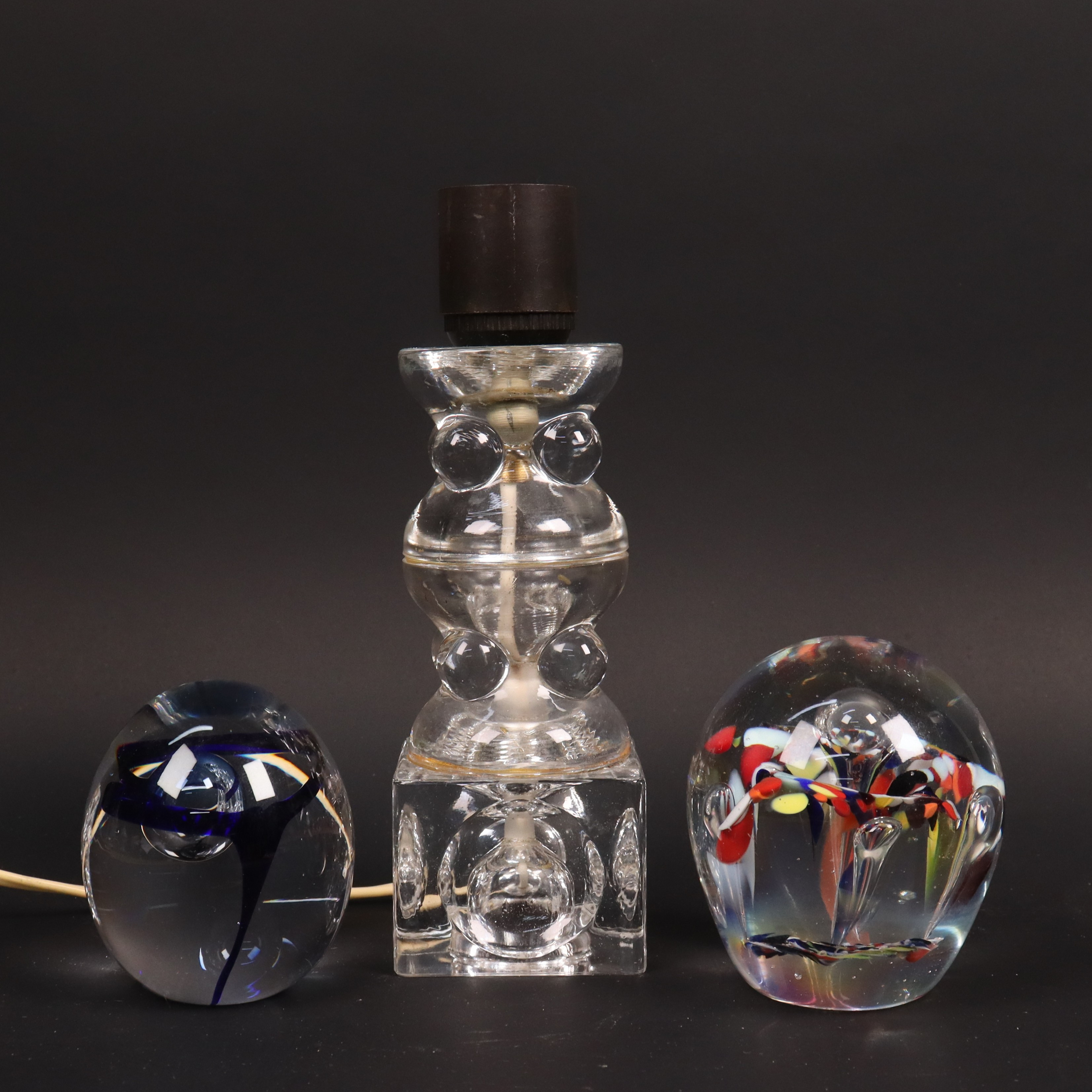 BORDSLAMPA OCH BREVPRESSAR, Hyllinge bordslampa samt Åhus prevpress mm, 3 delar.