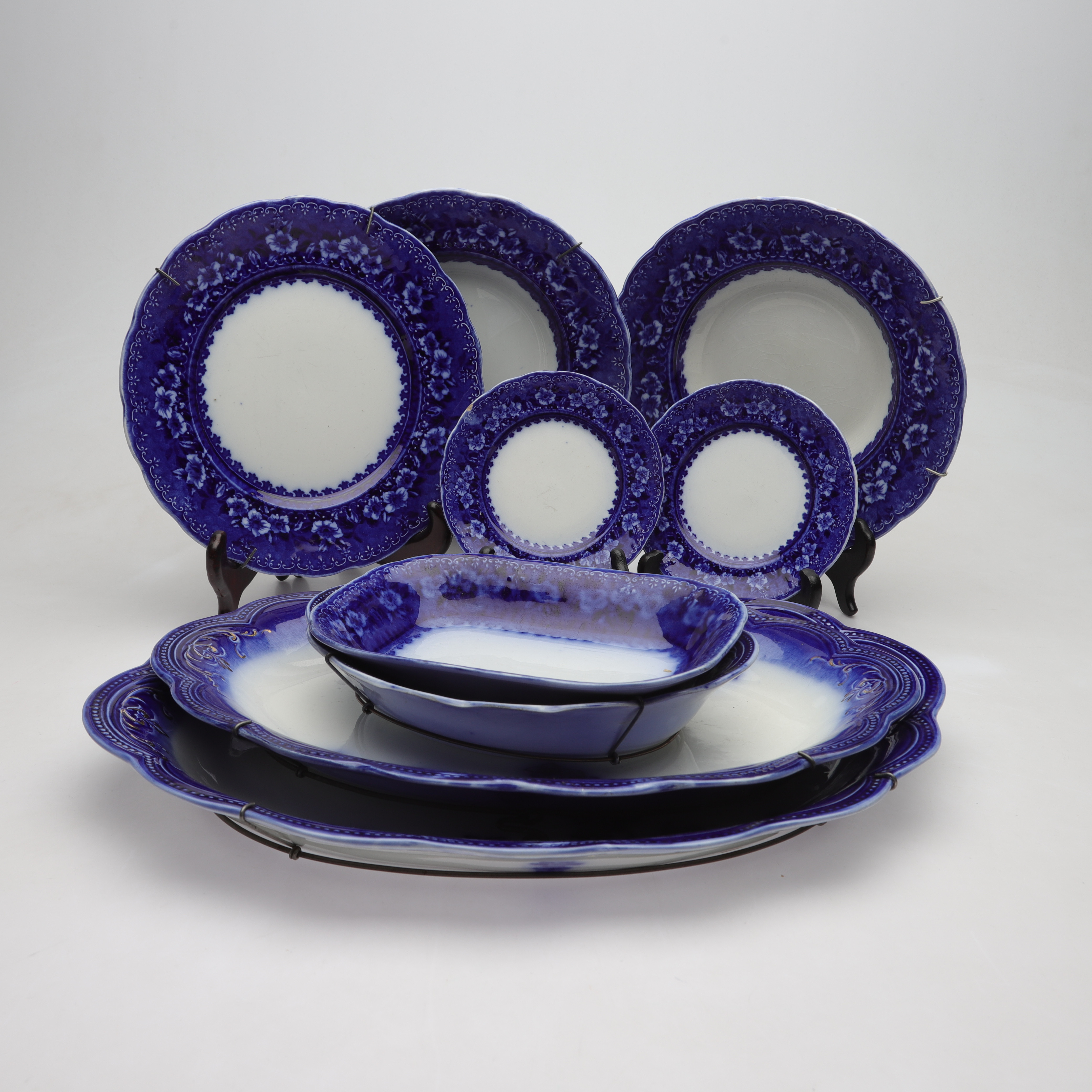 KERAMIKFÖREMÅL, Uppläggningsfat, skålar och assietter, 9 delar, flytande blått, Sverige och England, 1900-talets första hälft.