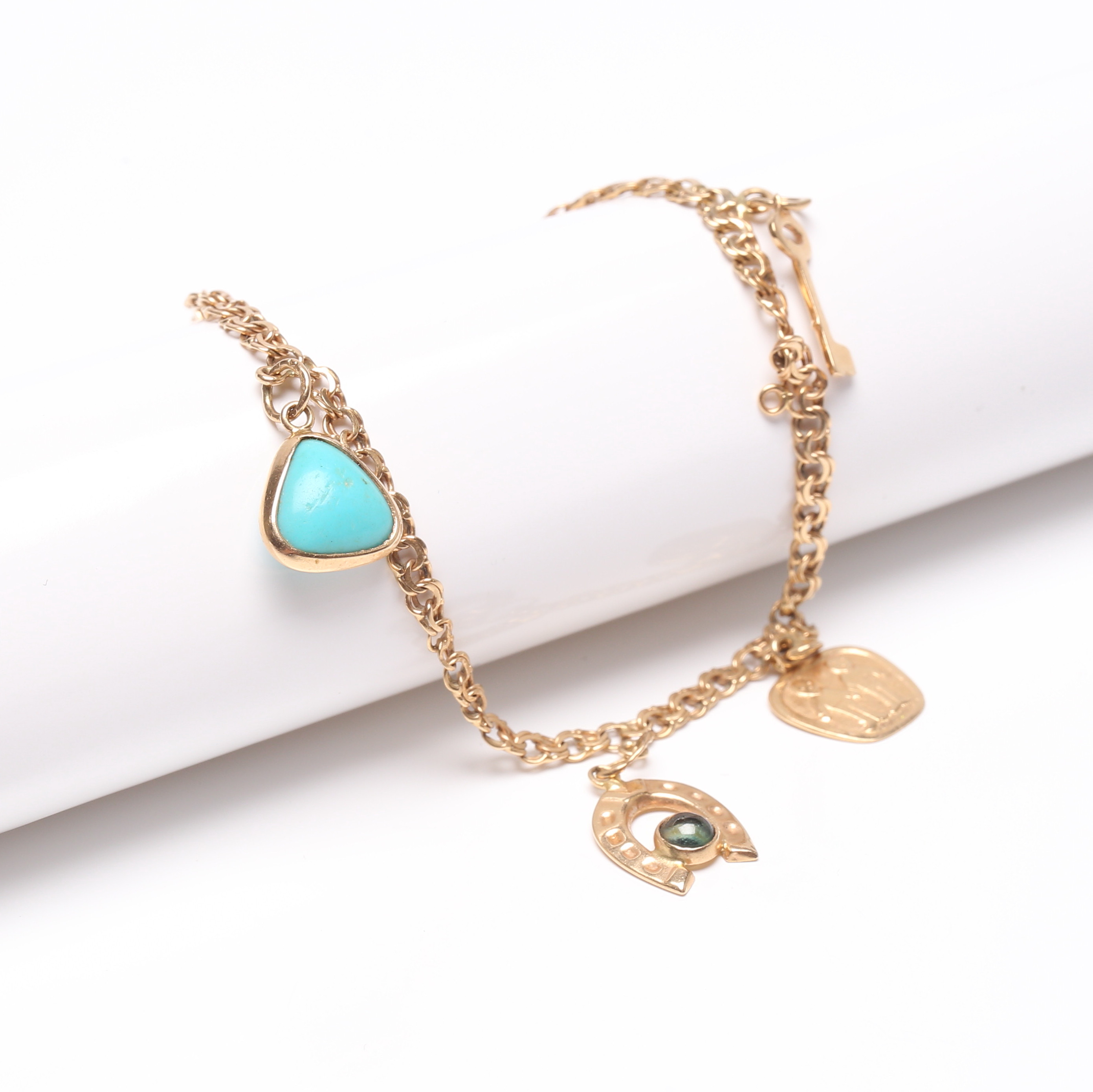 ARMBAND med Berlocker, 18K, Guld, vikt cirka 5,6 gram.