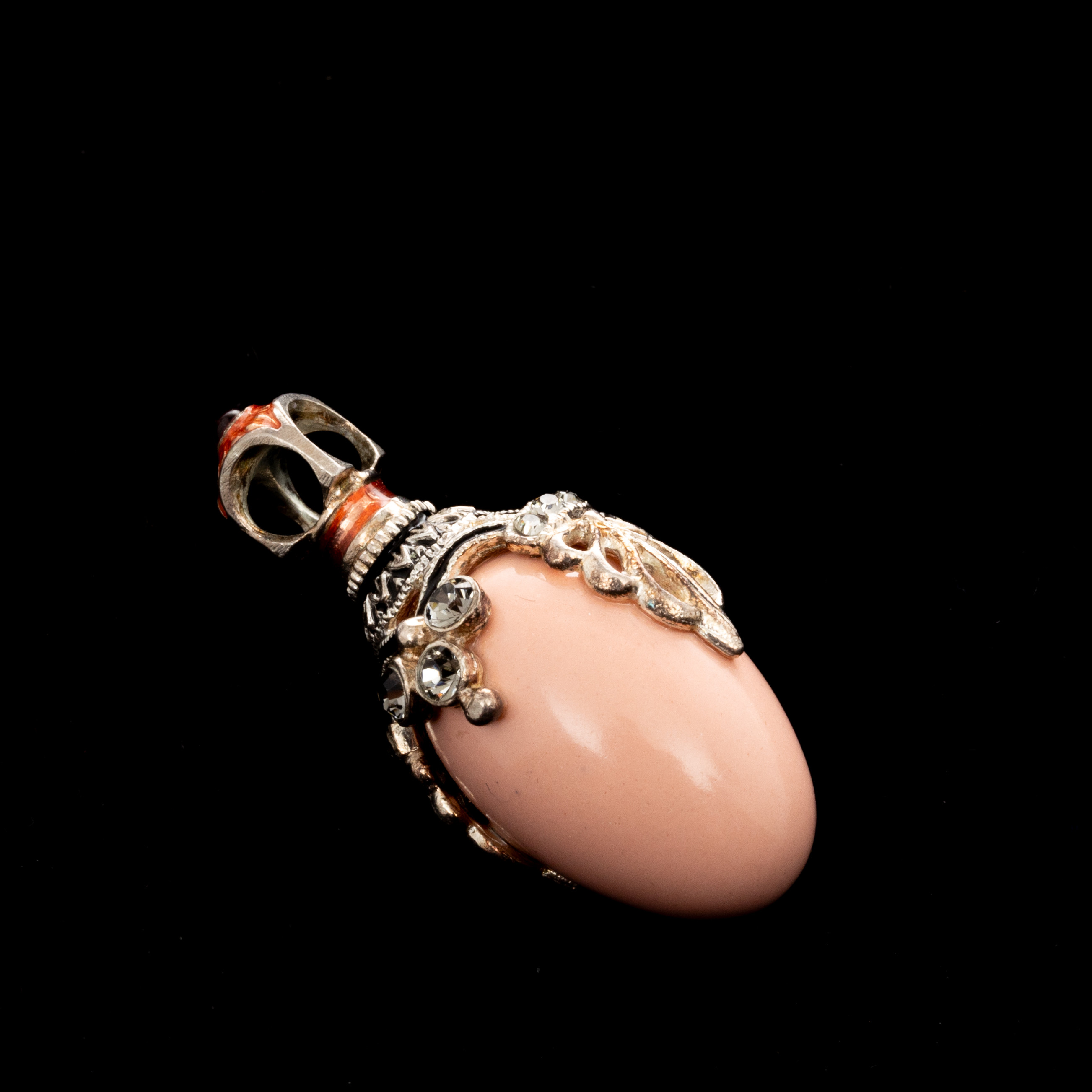 HÄNGE, med stenar och rosa tonad sten.