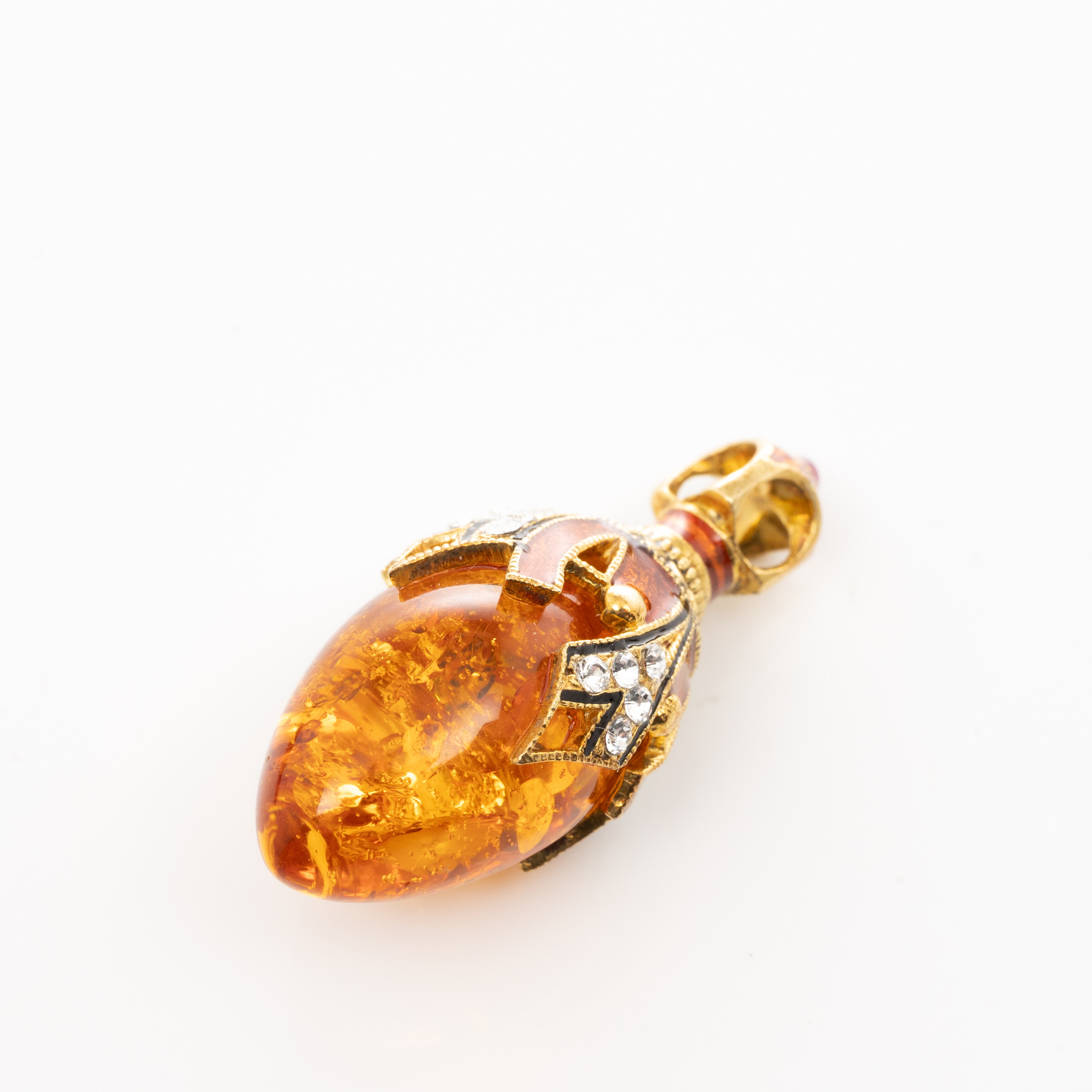 HÄNGE, med stenar och bärnsten.