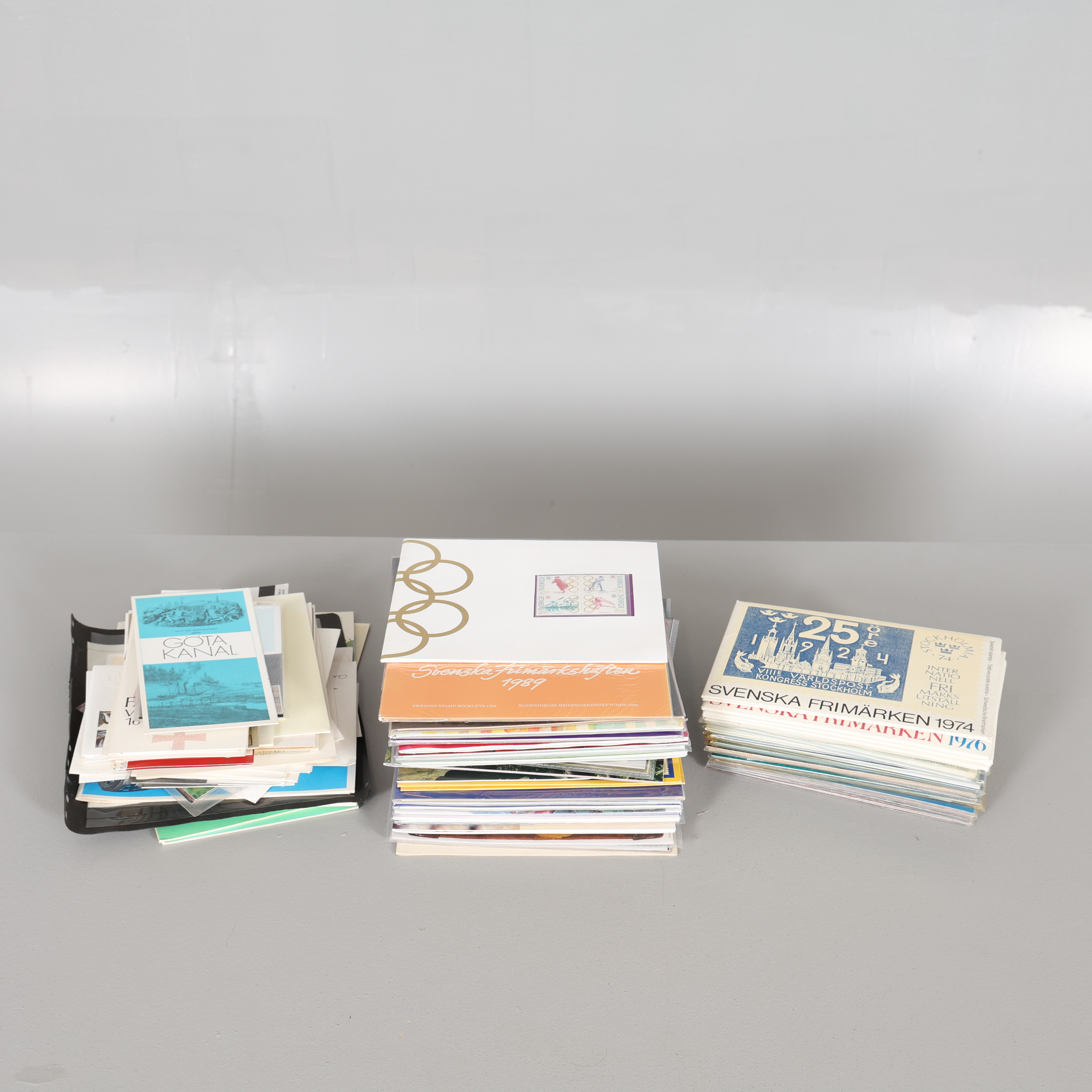 FRIMÄRKEN framförallt Sverige bl. a 43 årssatser svenska frimärken och frimärkshäften.
