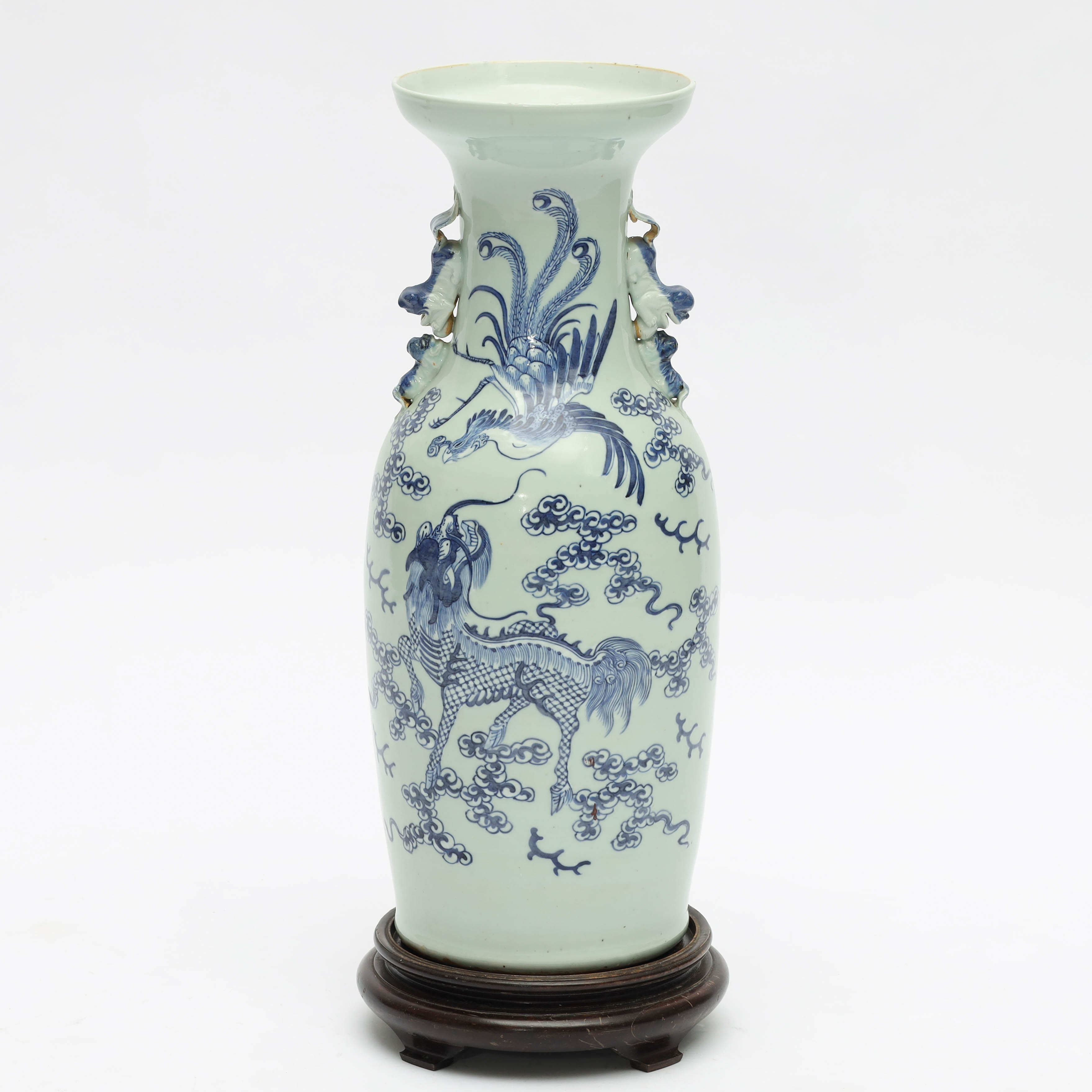 GOLVVAS, porslin, celadon, drakfigur "Qilin" & fenix, Kina, 1800-tal.