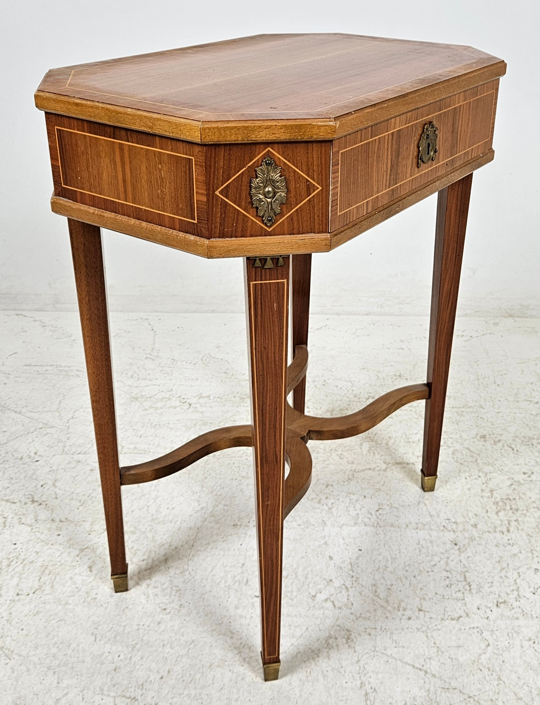 BORD MED LÅDA, gustaviansk stil, 1900-tal.