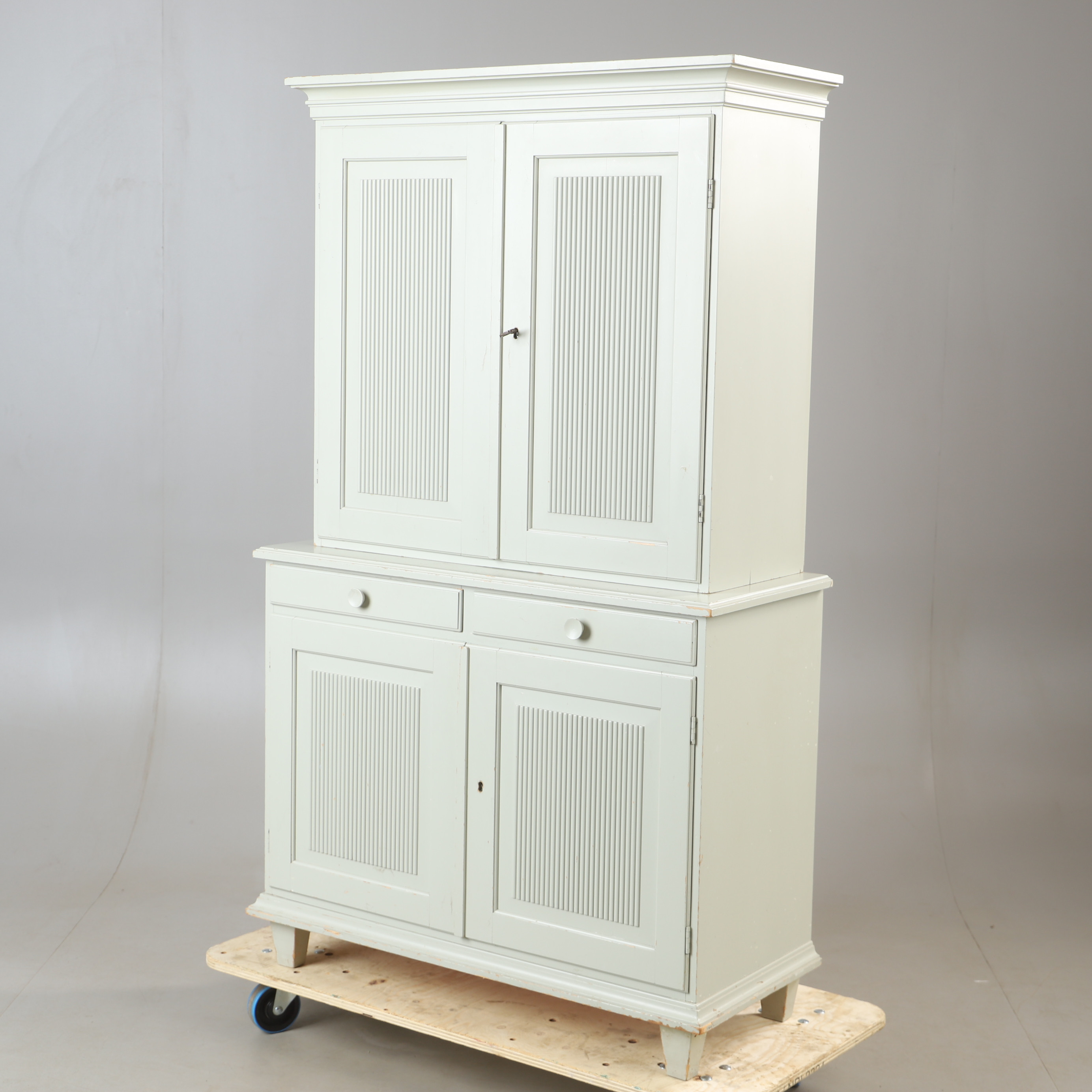 SKÅP, vitmålat, 1900-talets andra hälft.