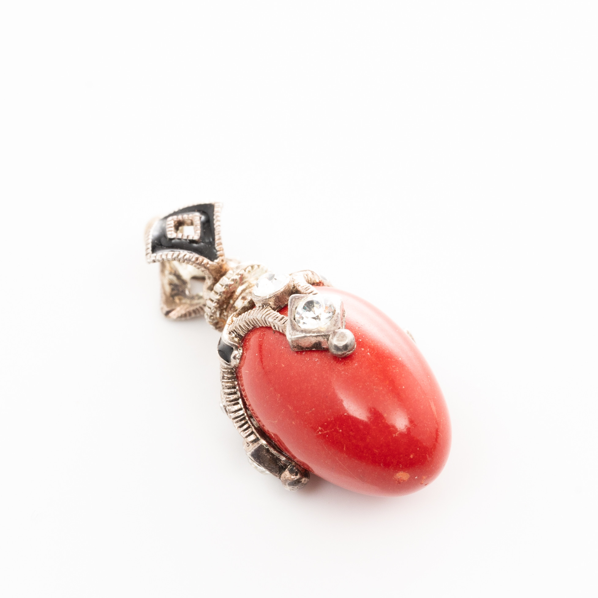 HÄNGE, med stenar och rödtonad sten.