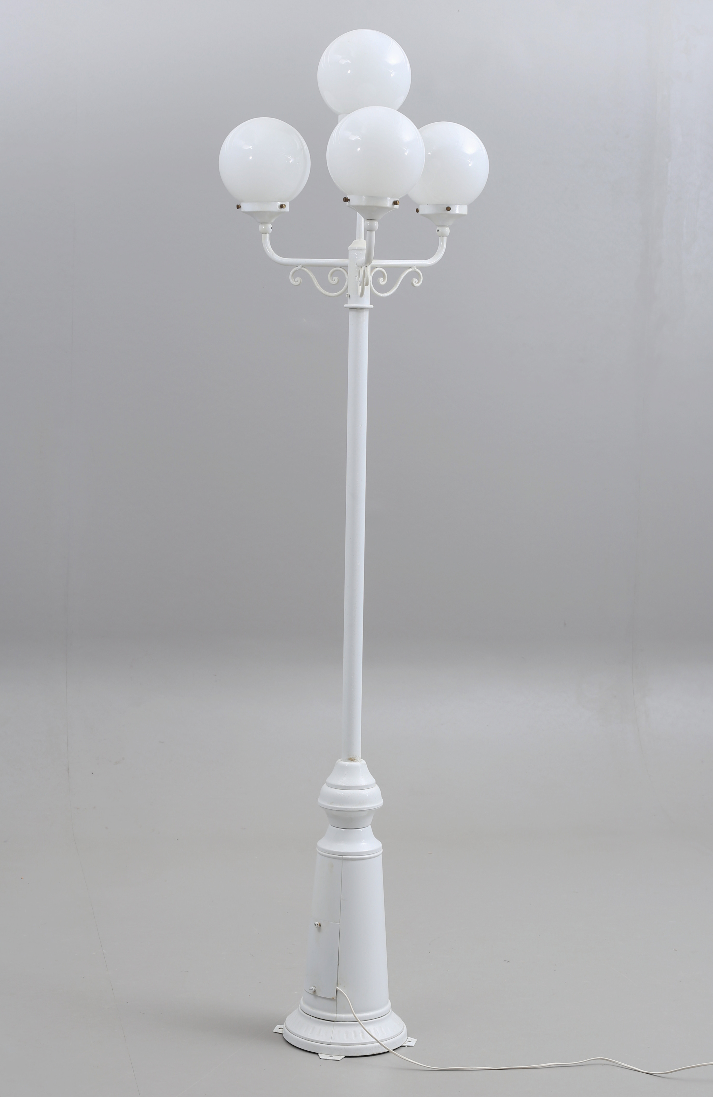 GOLVLAMPA/TRÄDGÅRDSLAMPA, bemålad metall, 1900-talets andra hälft.