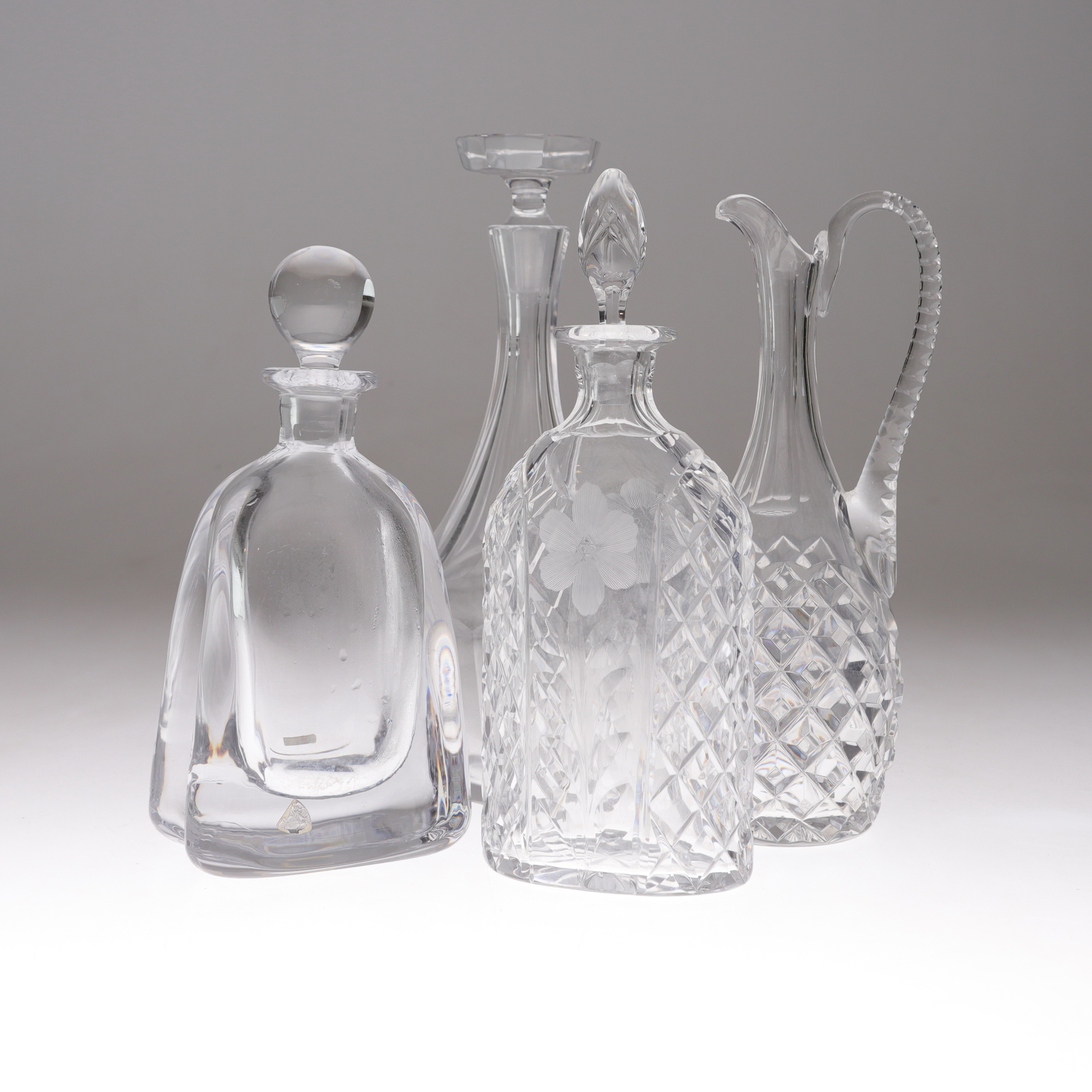 KARAFFER, 4 st, glas, bland annat Orrefors, delvis signerade, 1900-tal.