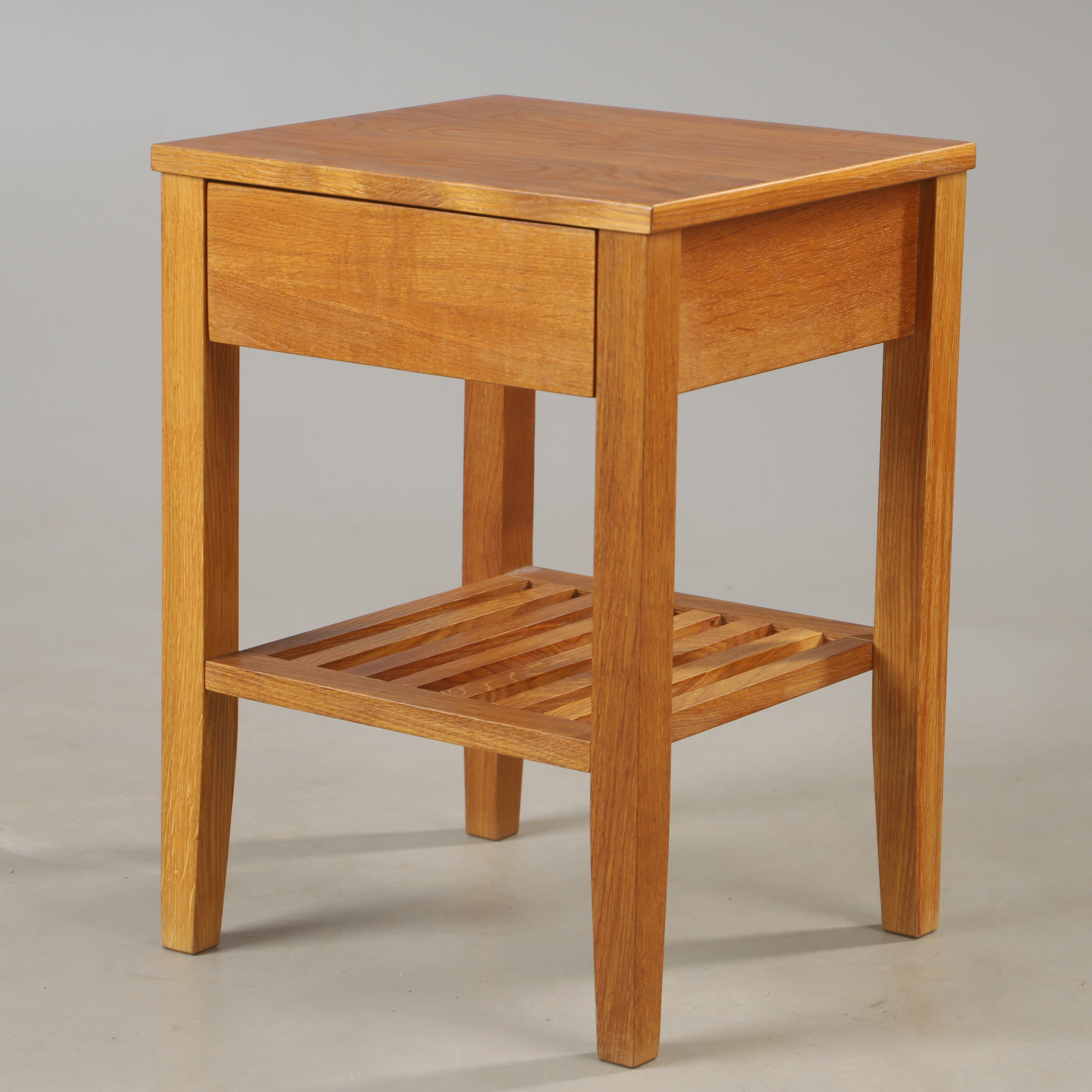 SÄNGBORD, ek, samtida.