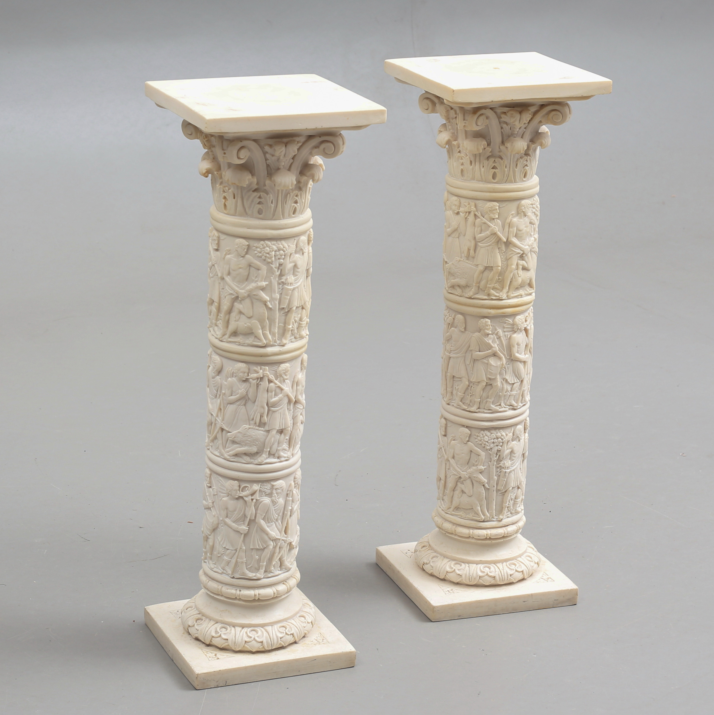 PIEDESTALER, ett par, konstmassa, 1900-talets andra hälft.