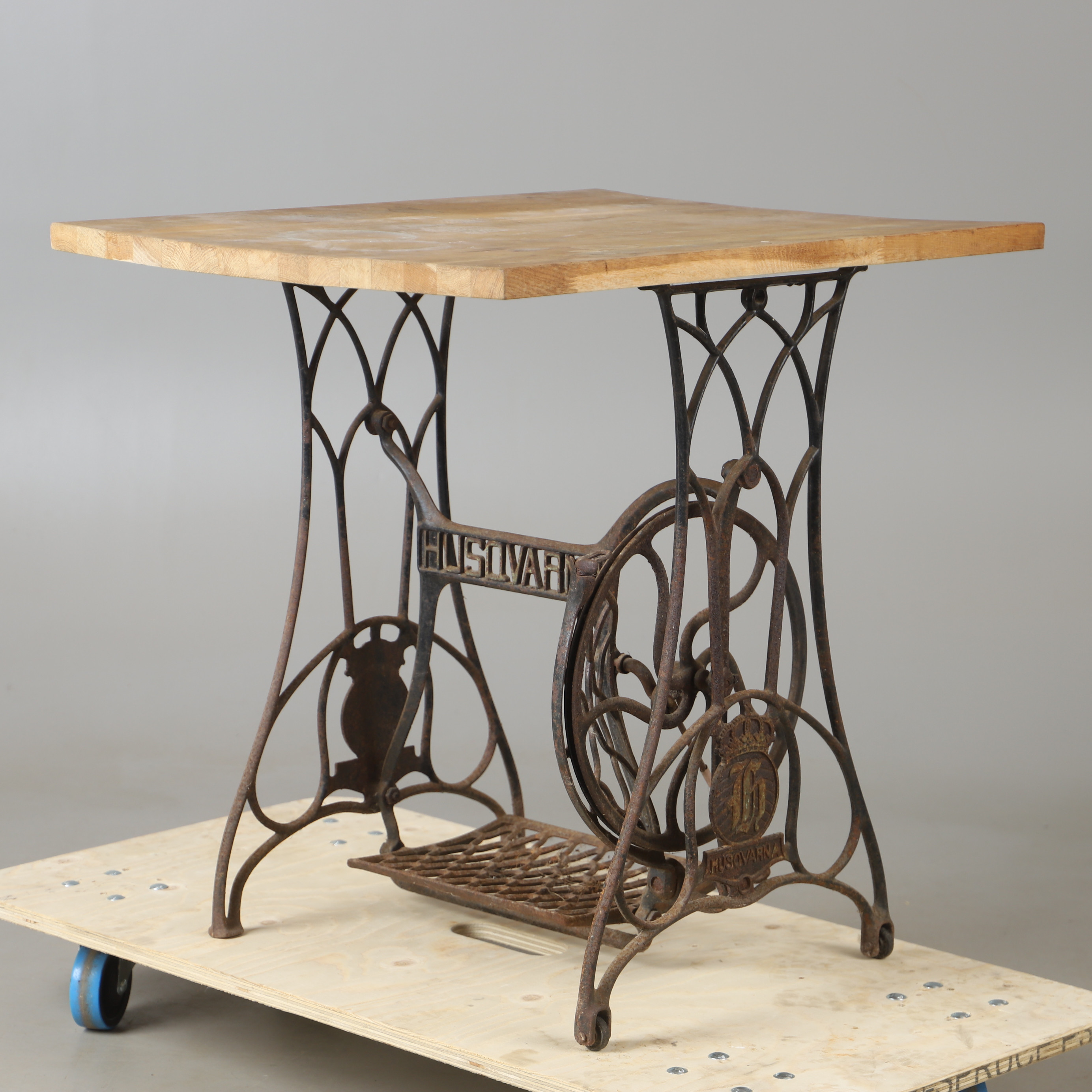 BORD, symaskinsunderede med ekskiva, Husqvarna, 1900-tal.