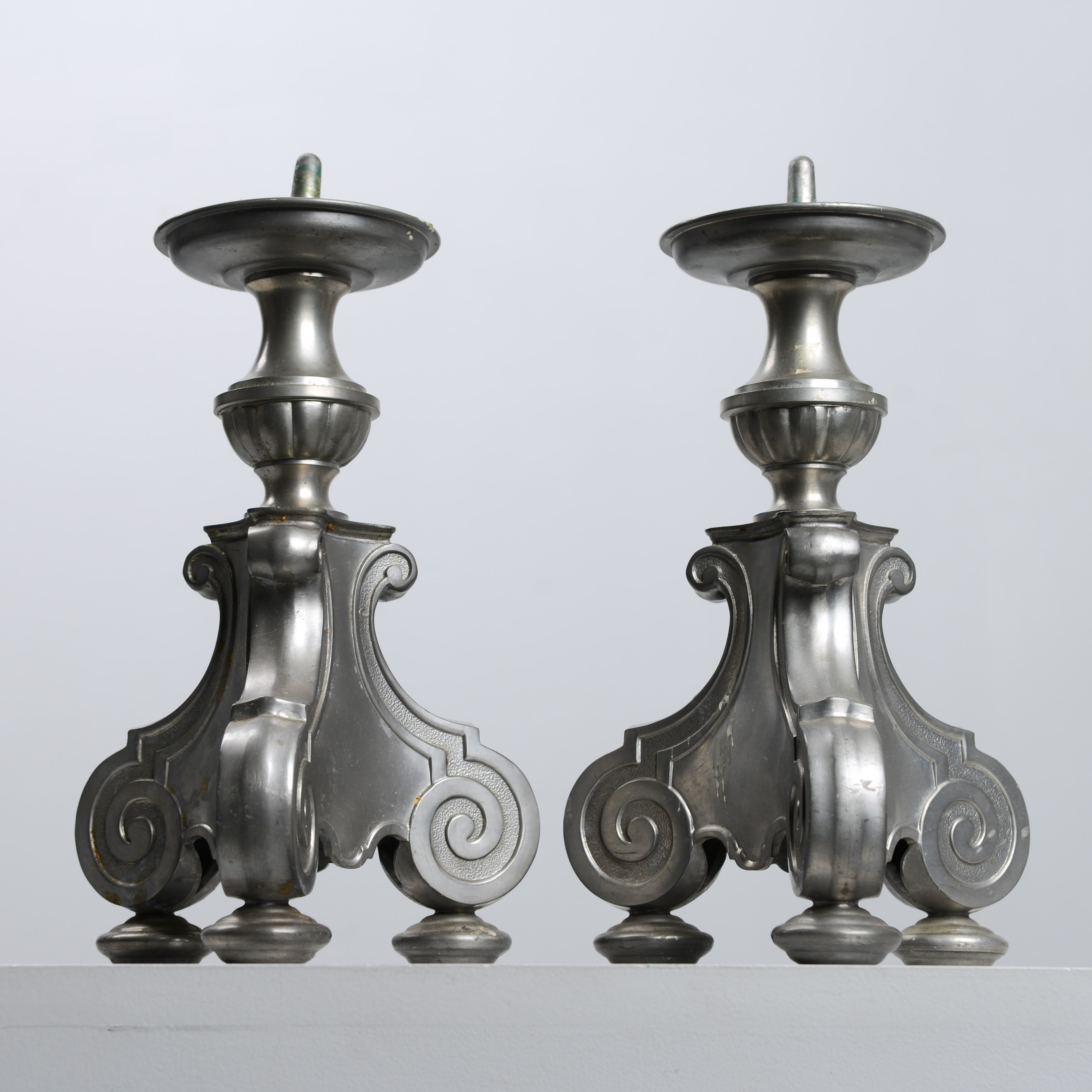 J. L. HULTMAN. Ljusstakar, 2 st, barockstil, tenn, 1900-talets mitt.