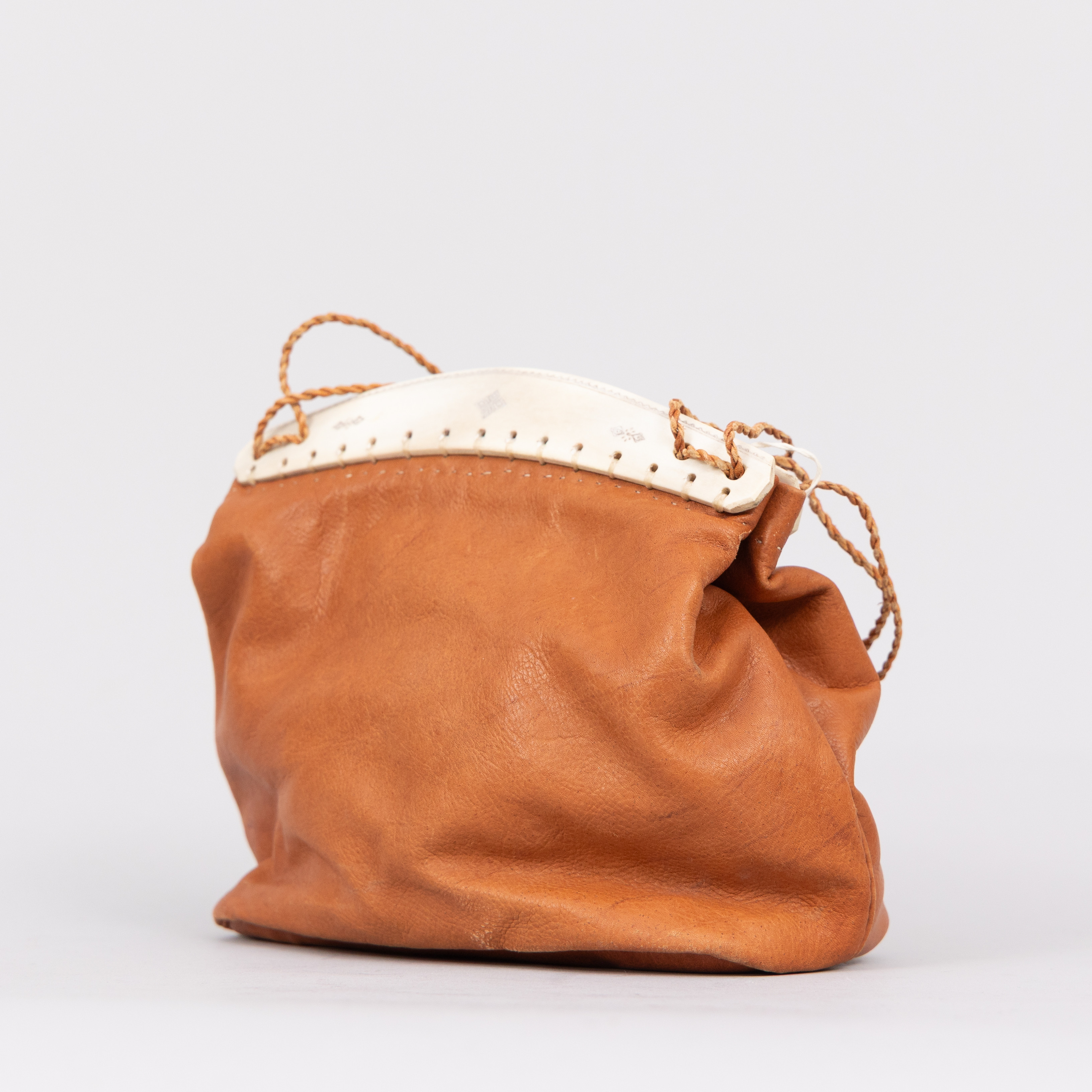 VÄSKA, renskinn och renhorn, antagligen Elin Olsson Svonni.