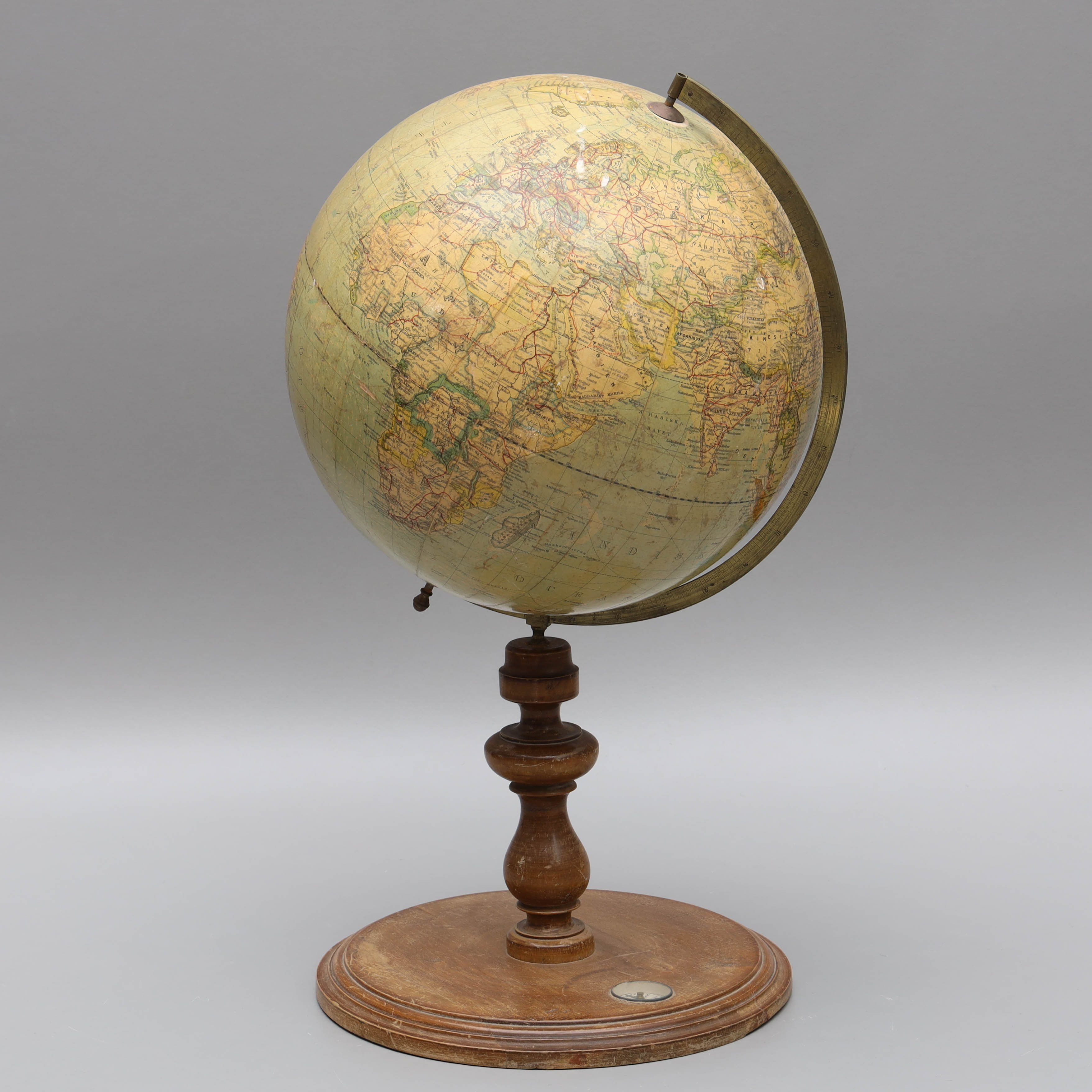 JORDGLOB, på fot med kompass, Nordstedts Jordglob, 1900-talets mitt.