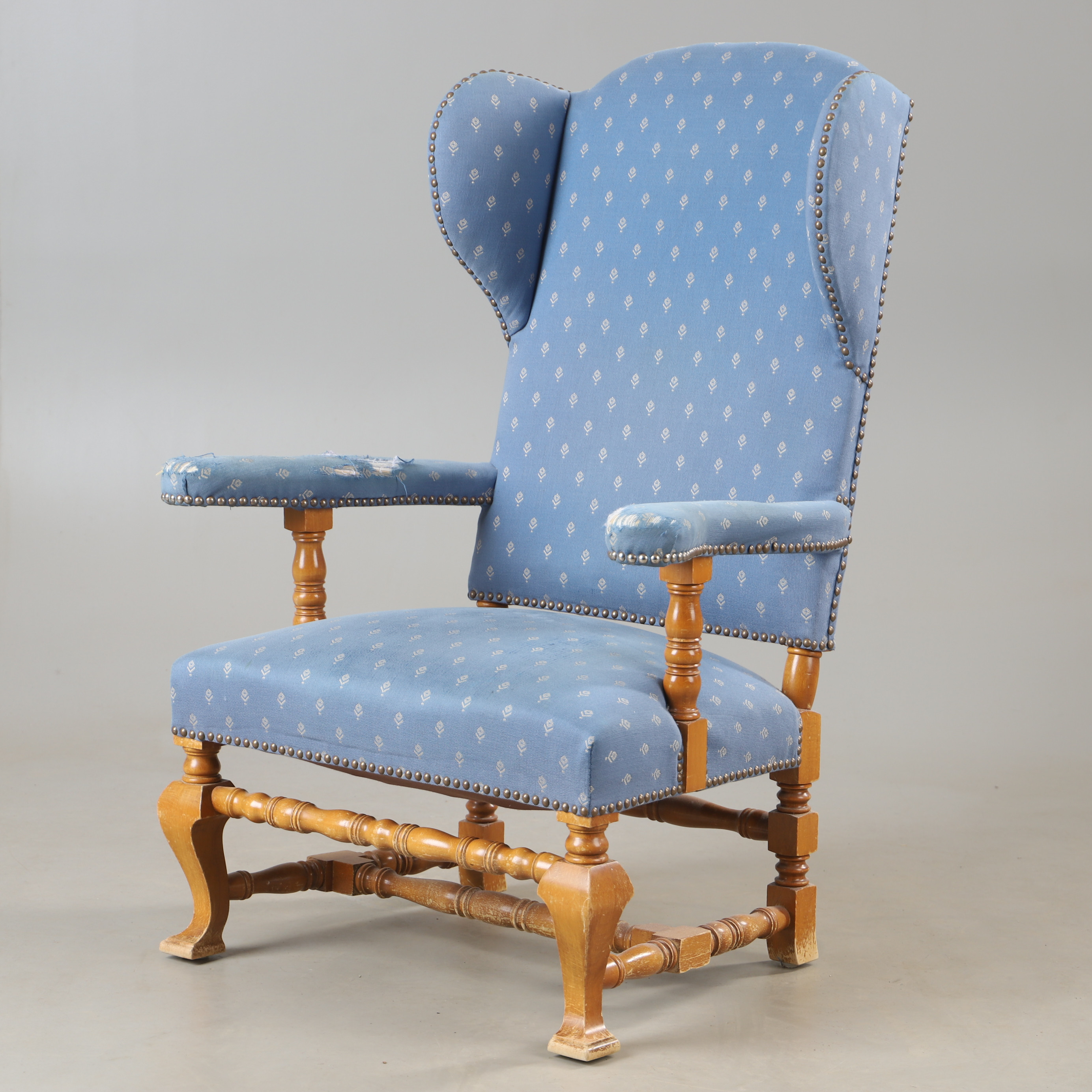 ÖRONLAPPSFÅTÖLJ, textilklädd med bokunderede, 1900.-talets första hälft.