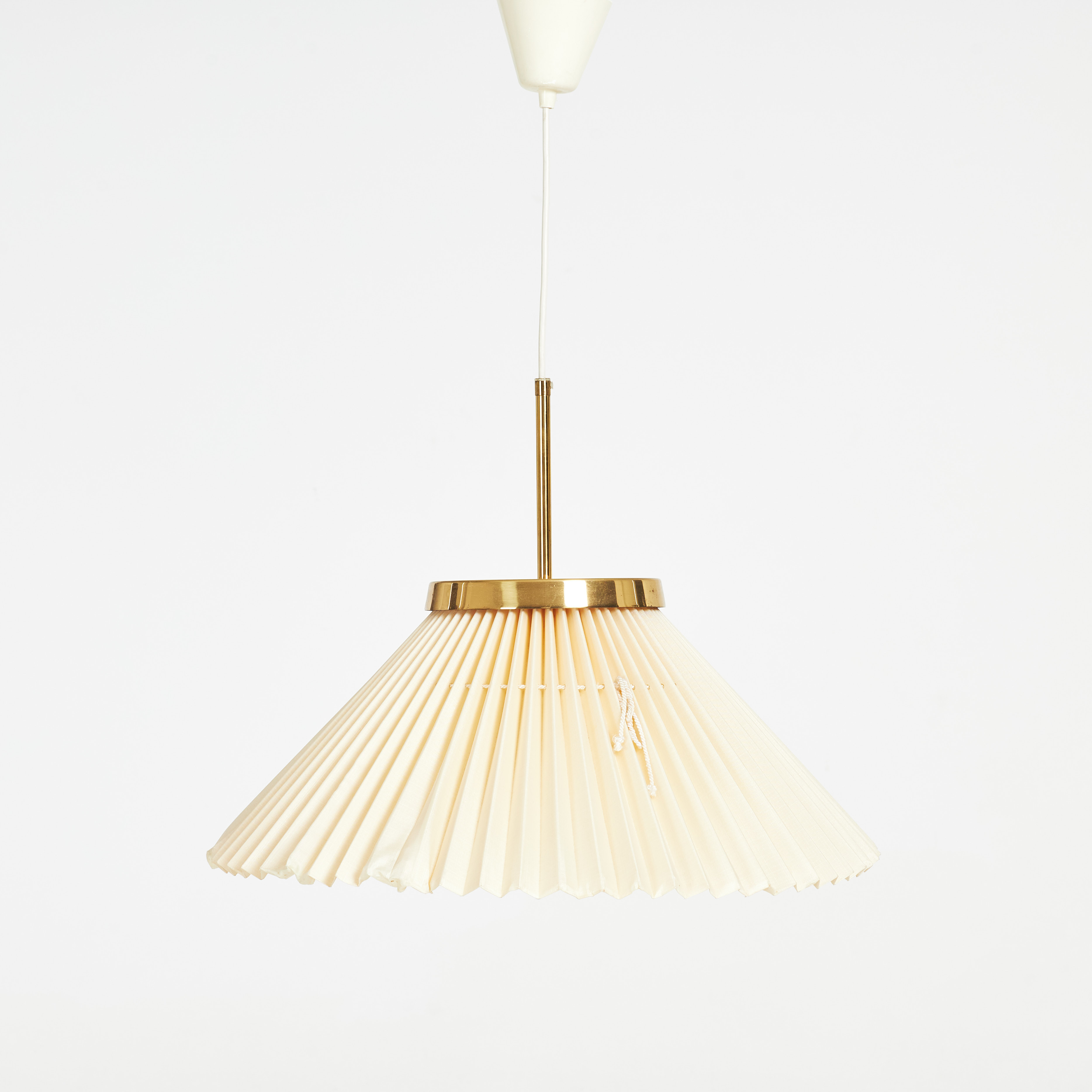 TAKLAMPA, stomme i mässing, skärm i textil, 1900-tal.