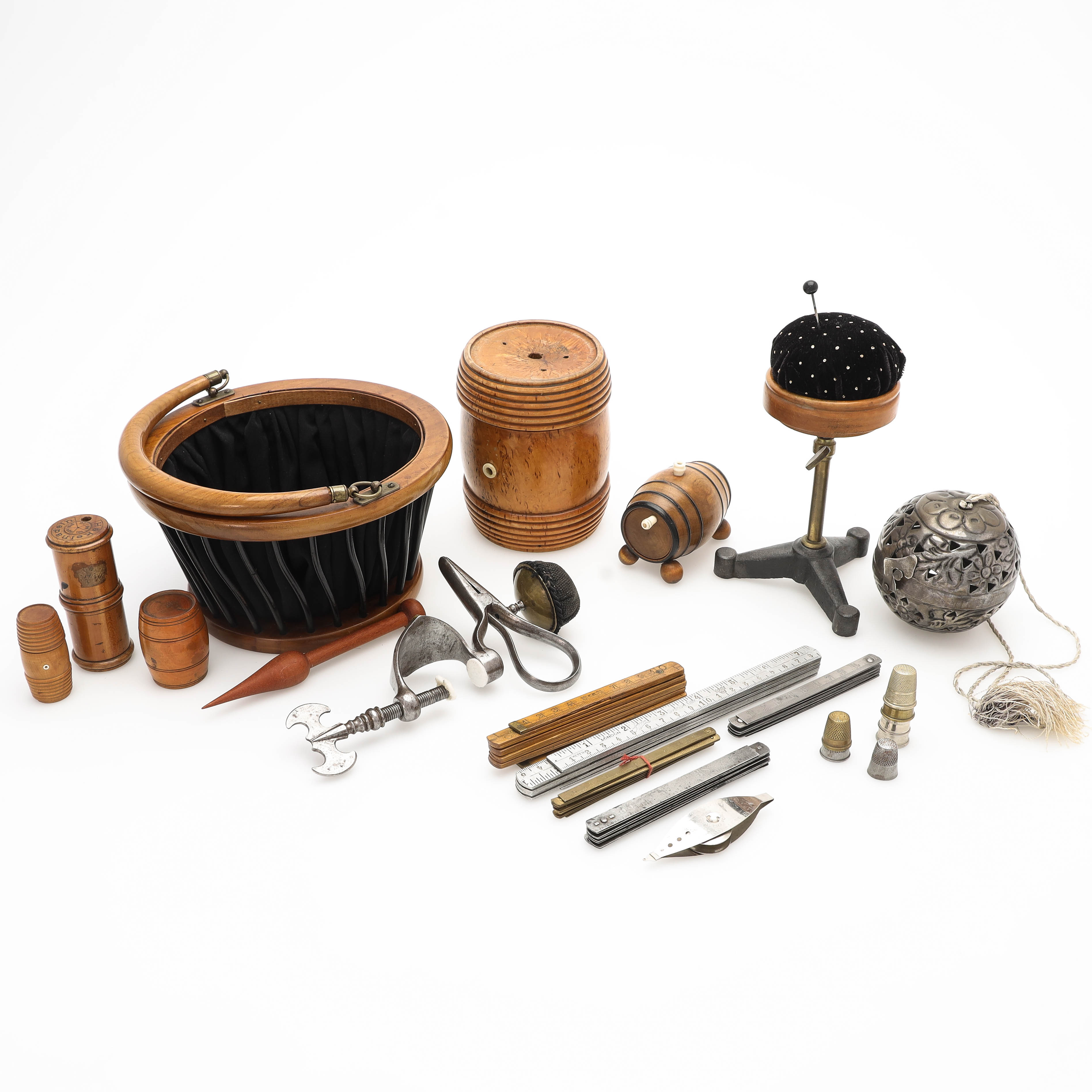 SYTILLBEHÖR, 17 delar, sybaron, trådhållare, linjaler.