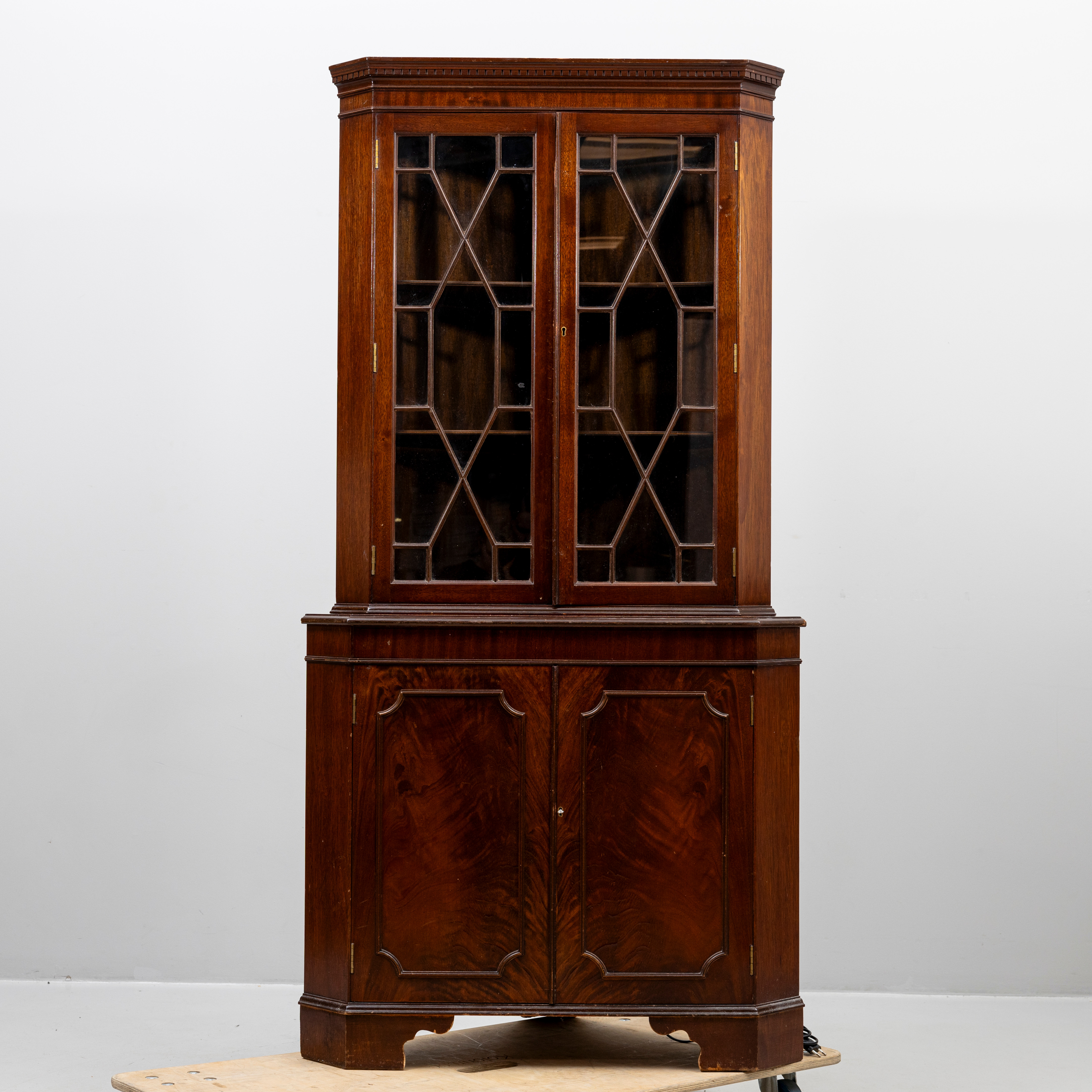 VITRINSKÅP, hörnmodell, maghogny, engelsk stil, 1900-tal.