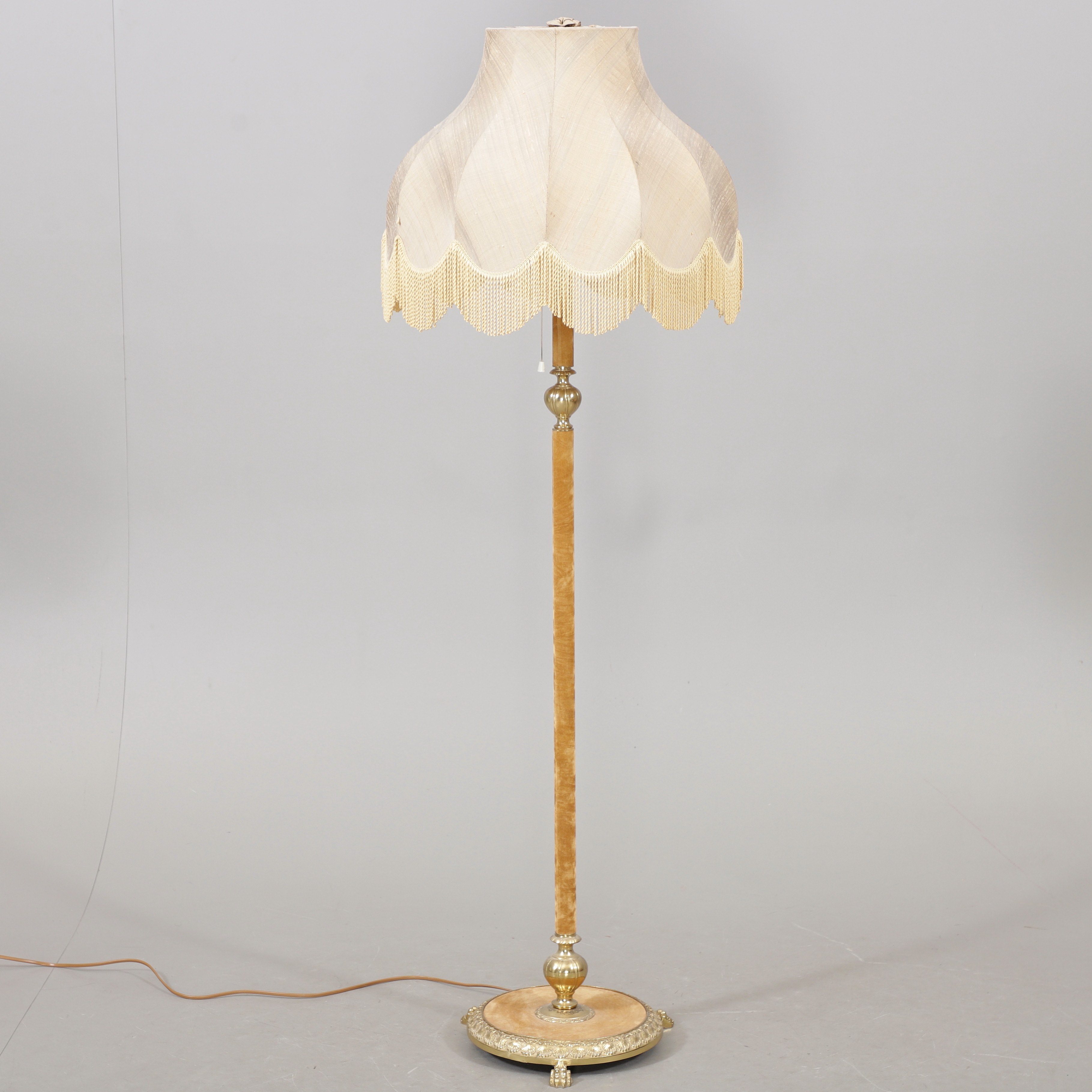 GOLVLAMPA, mässing/sammet, 1900-talets andra hälft.