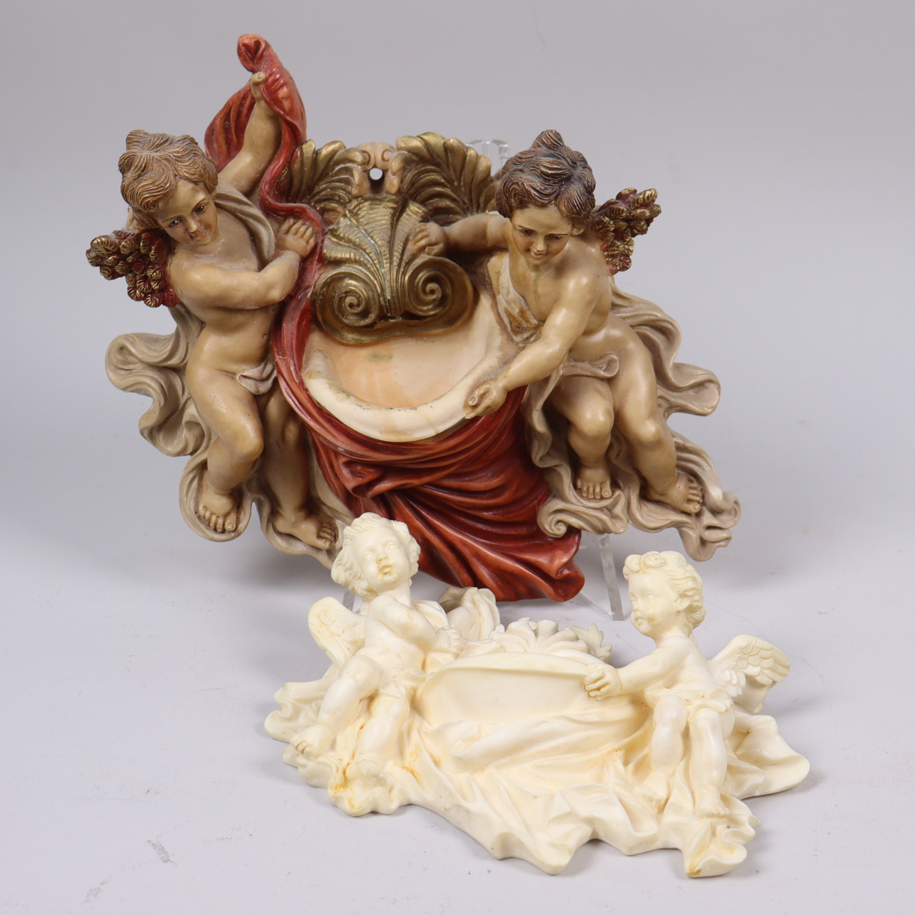 VIGVATTENFONTER, konstmassa, Italien, dekorerade med keruber, 2 st.