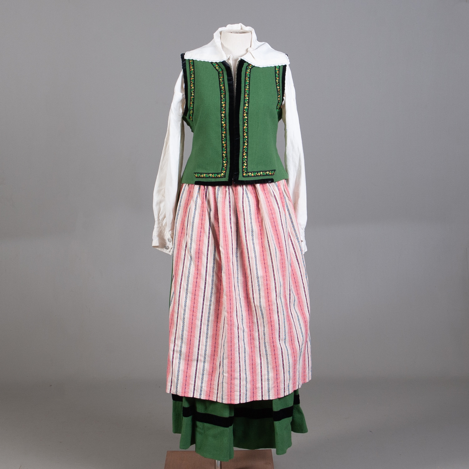 FOLKDRÄKT. Gärds och Villands härad, Skåne. 4 delar.