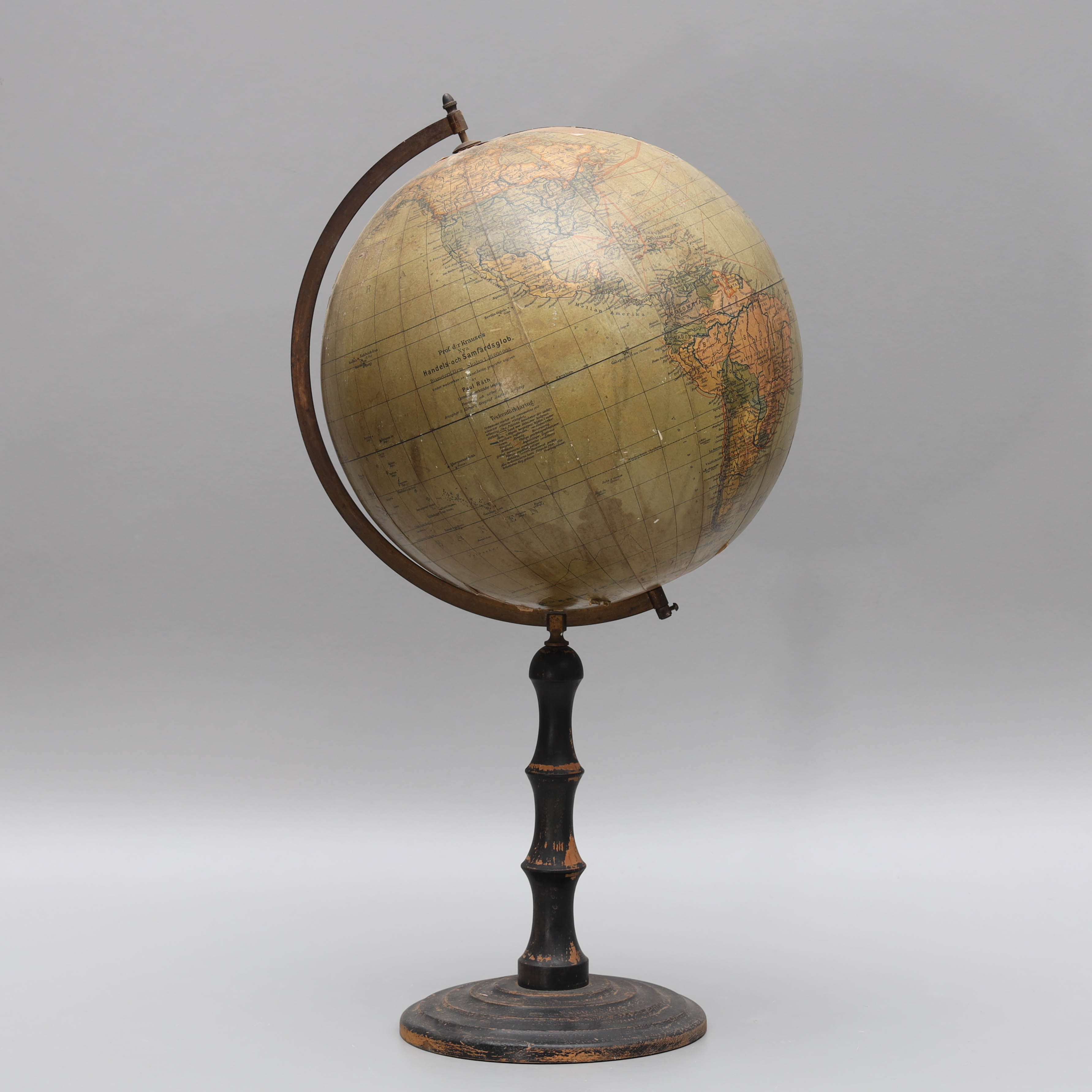 JORDGLOB, på fot i svärtat trä, Prof. d:r Krauses Nya Handels- och Samfärdsglob, Paul Räth, 1900-talets första hälft.