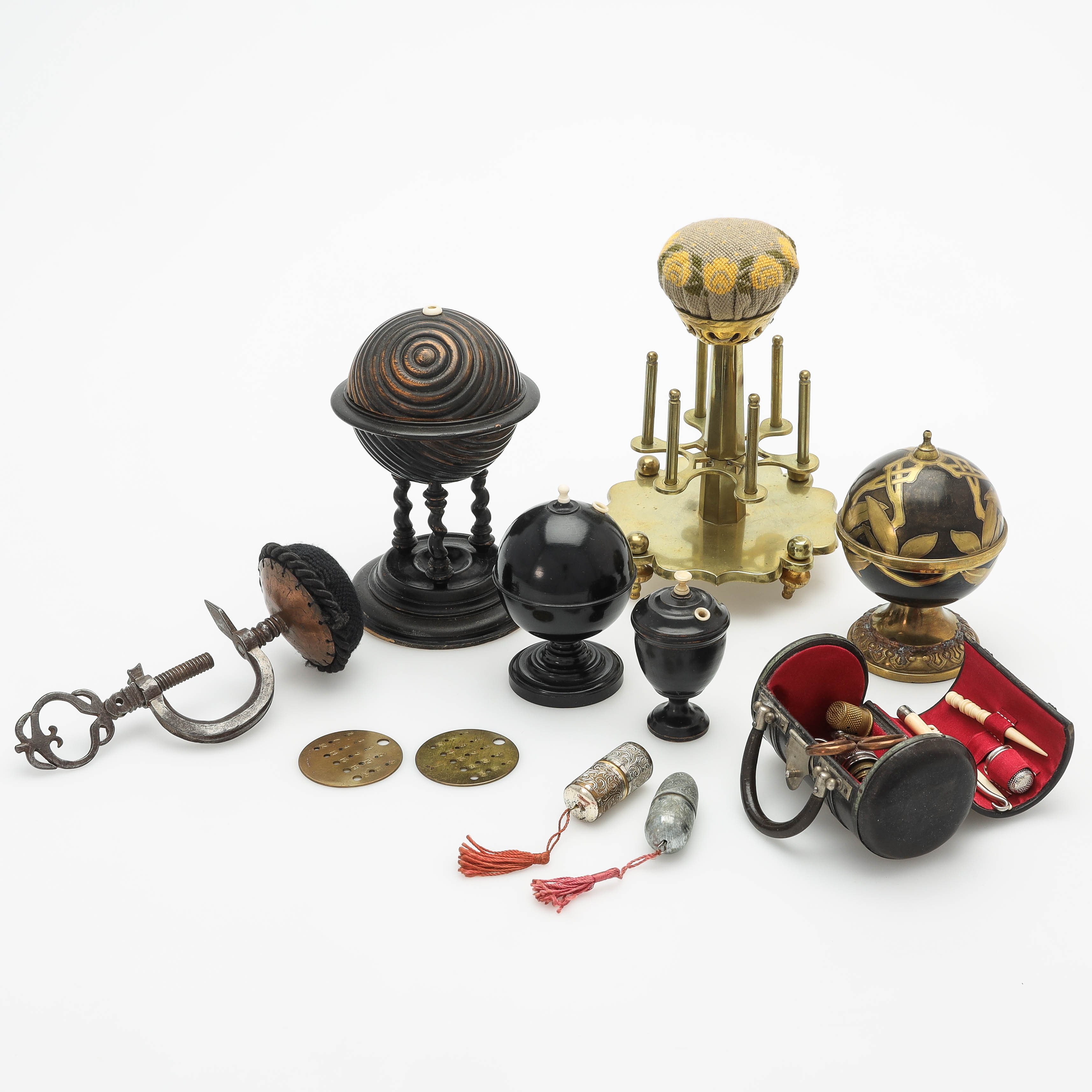 SYTILLBEHÖR, 11 delar, trådhållare, sybaron samt syetui.